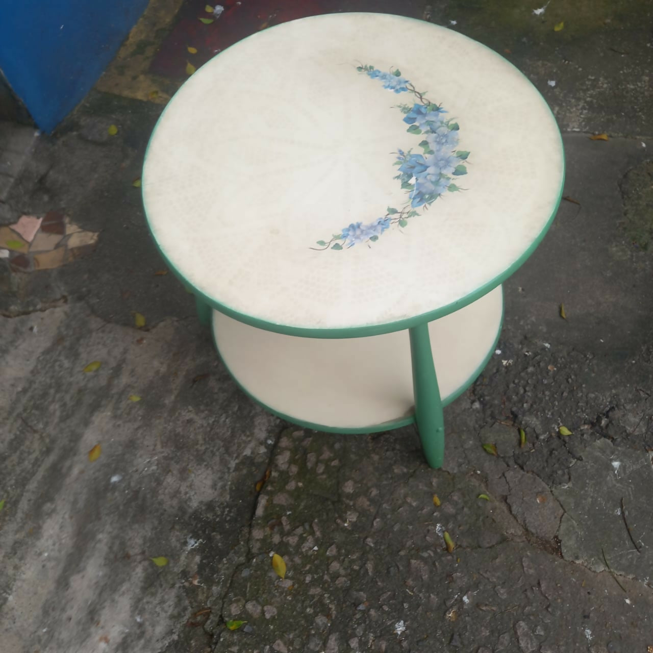 Mesa auxiliar redonda pintada em verde