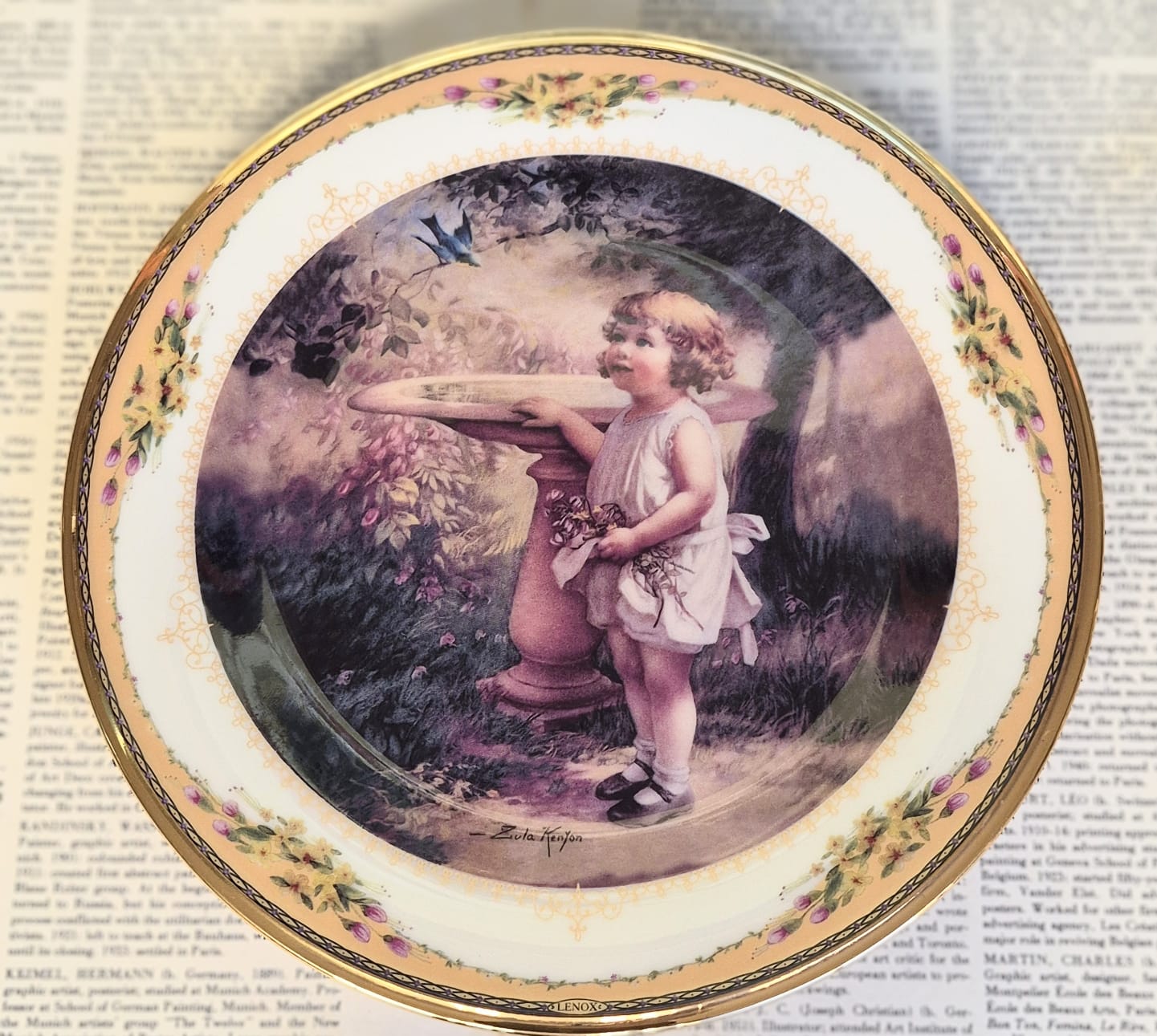 Prato decorativo maravilhoso em porcelana vintage estadounidense Lenox. Prato da coleção "Garden Songs of Innocence", modelo "My Morning Friend".