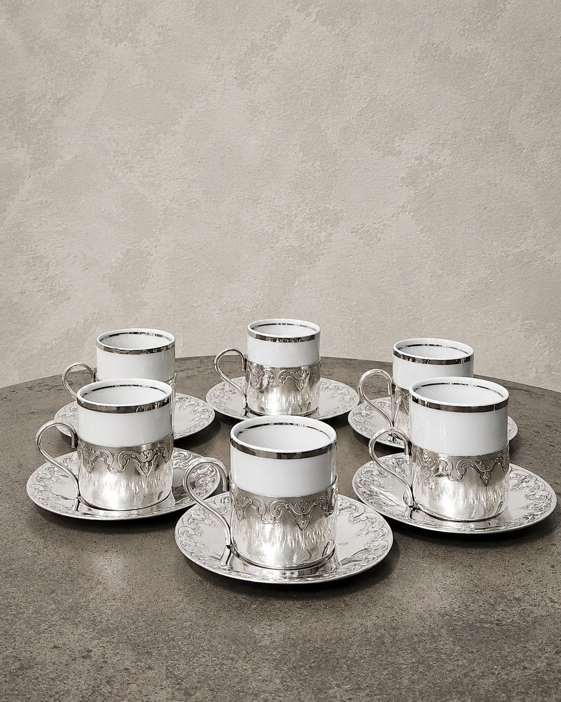 Conjunto de 6 xícaras de café em louça com suportes e pires em inox da marca Wolf