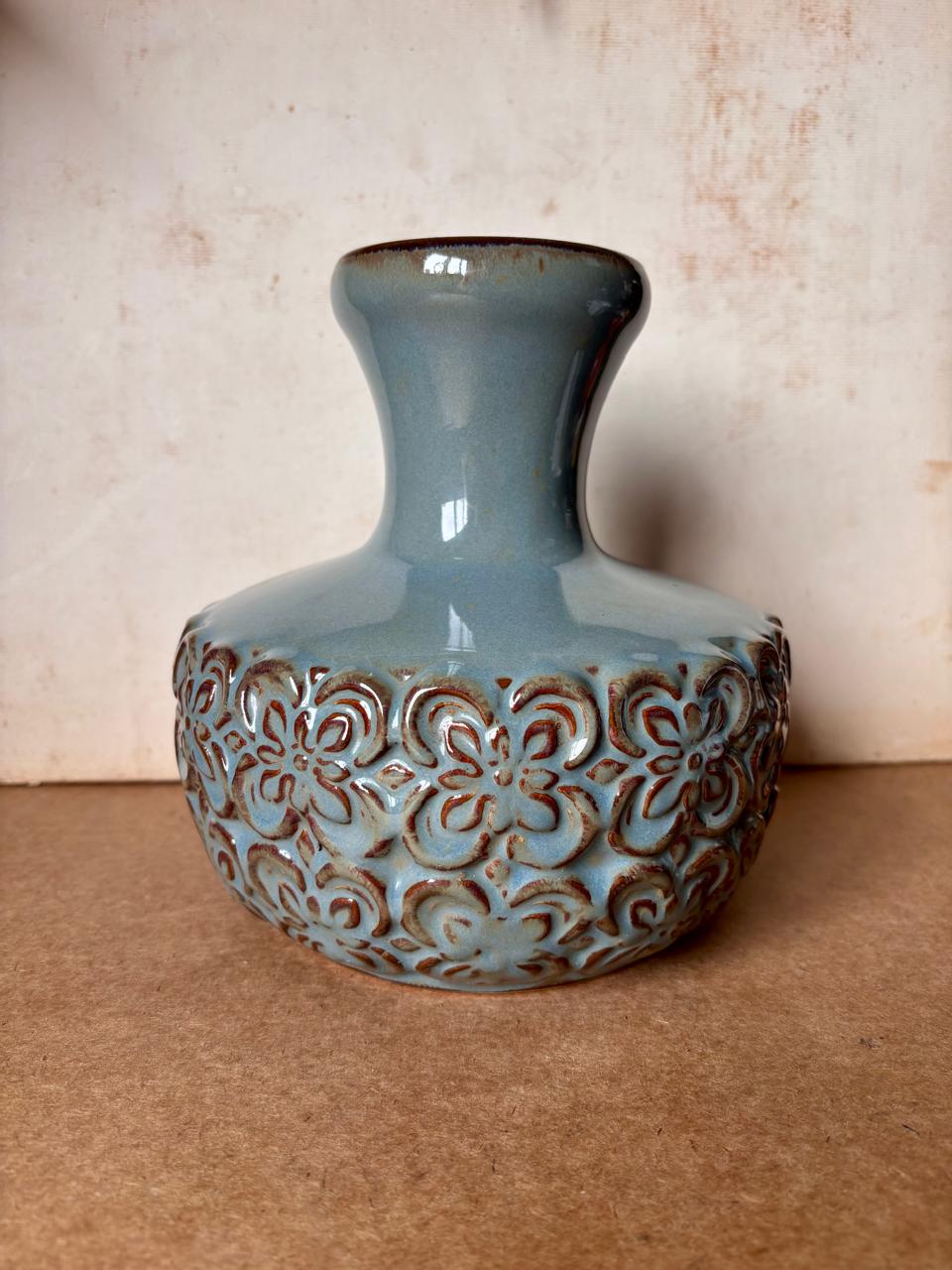 Vaso em cerâmica esmaltada azul-acinzentada com relevo floral (DMCPS_527)