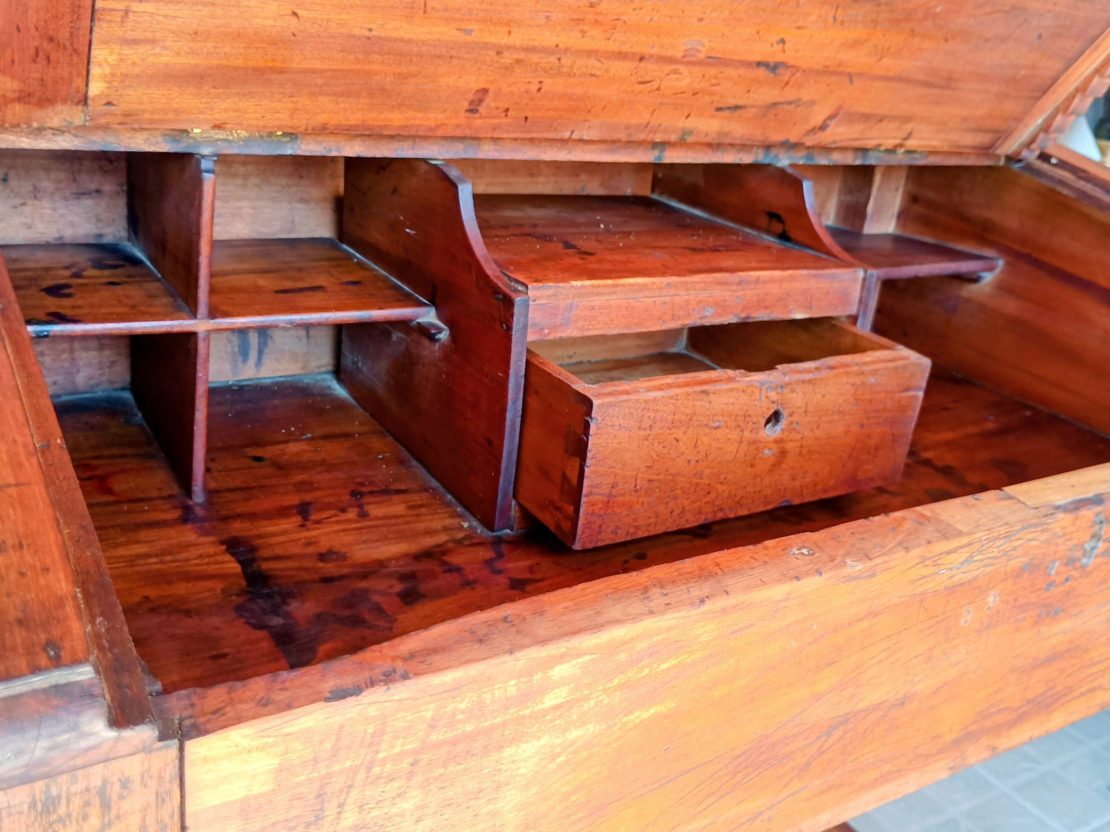 Escrivaninha com tampo basculante Brasil séc. XIX / XX