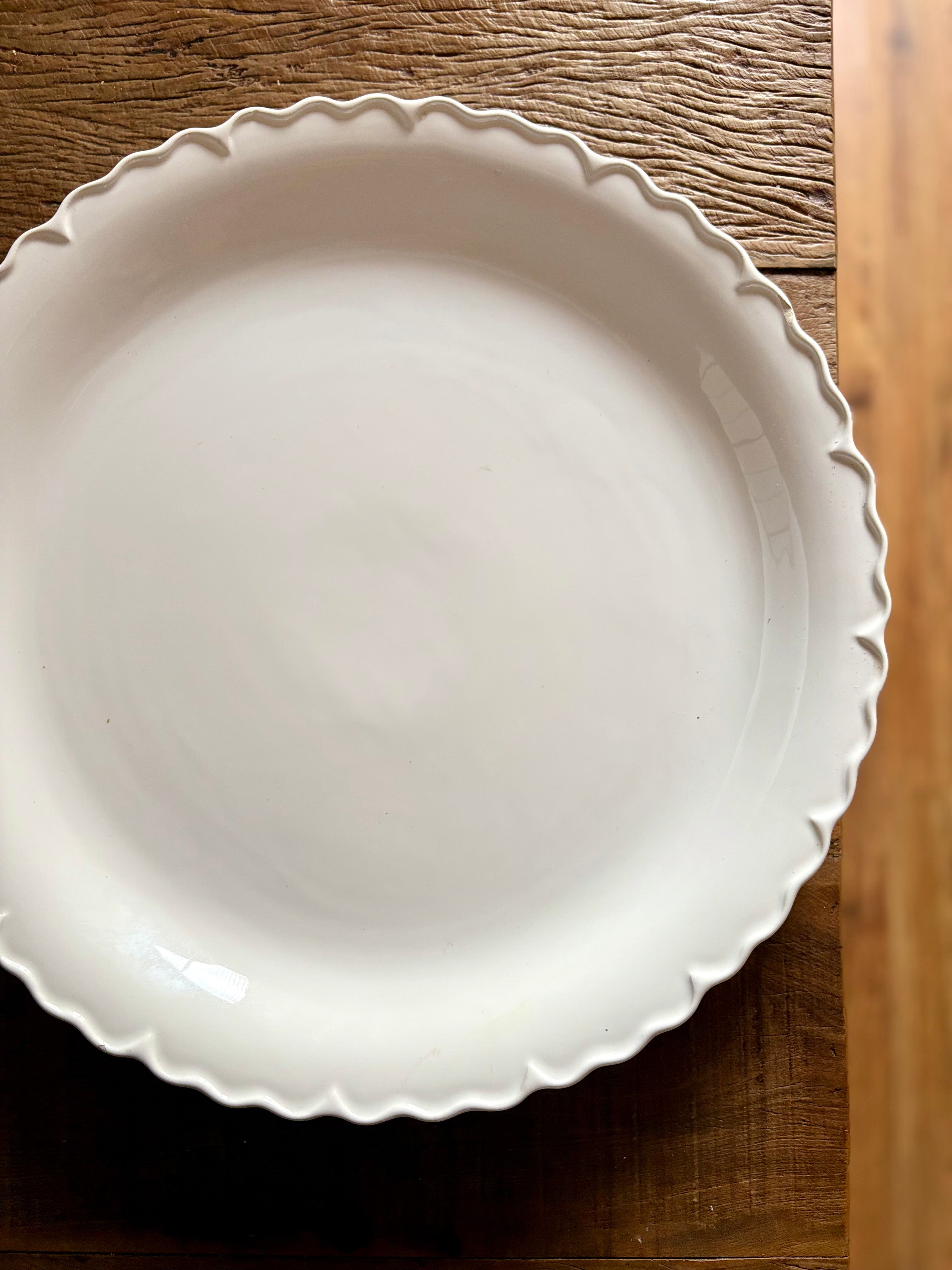 Travessa italiana redonda em cerâmica com borda ondulada (48cm) 