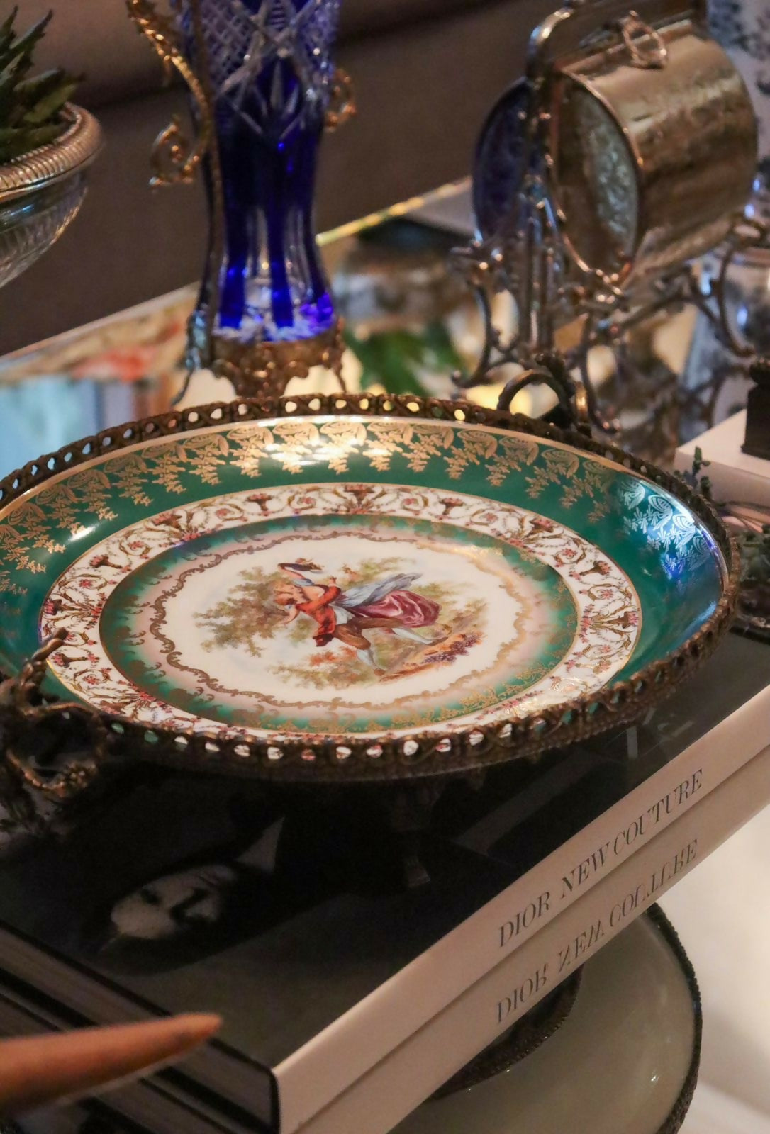 Centro de Mesa em porcelana europeia com cena galante