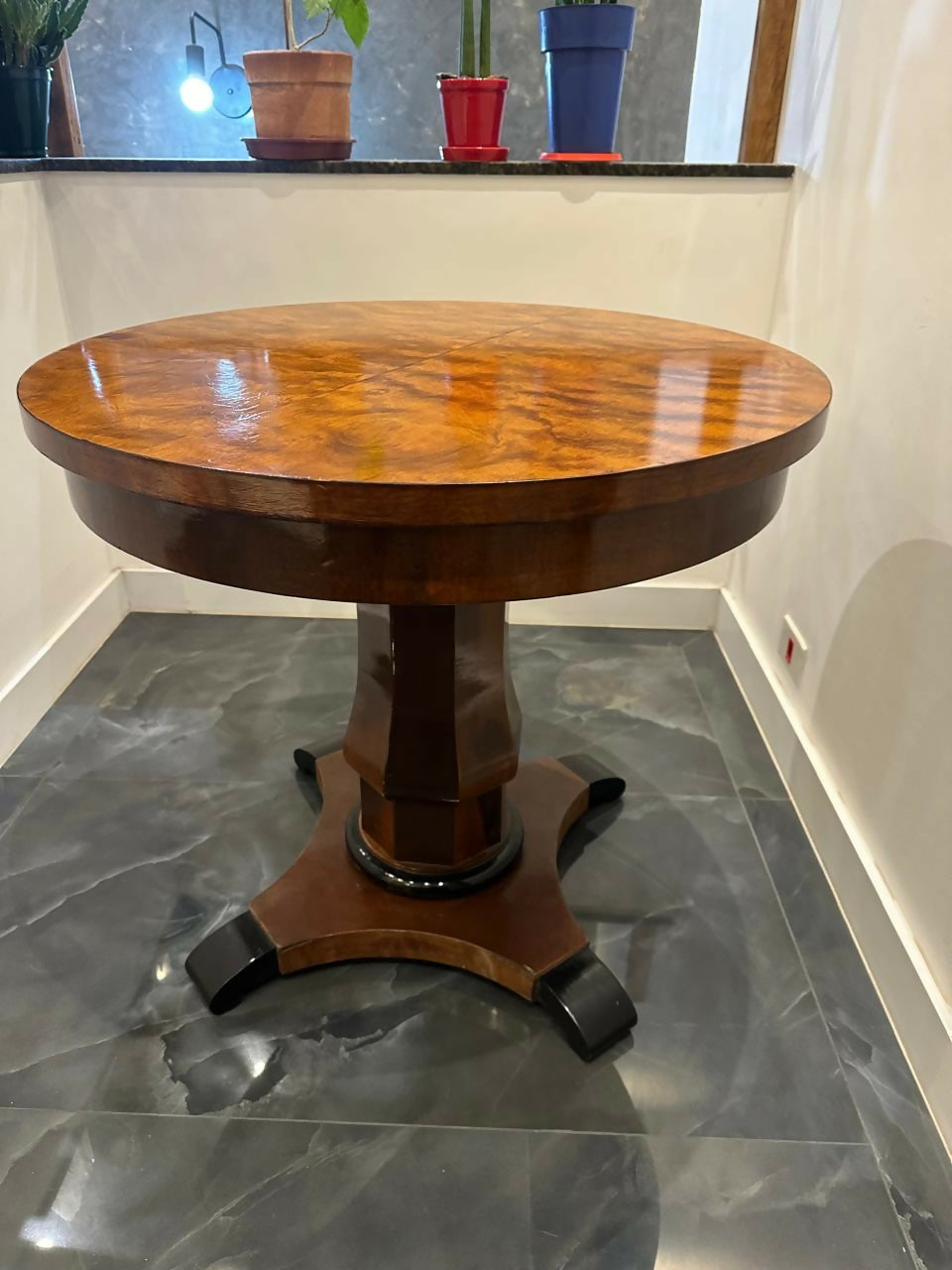 Elegante mesa mesa em madeira maciça para 4 pessoas