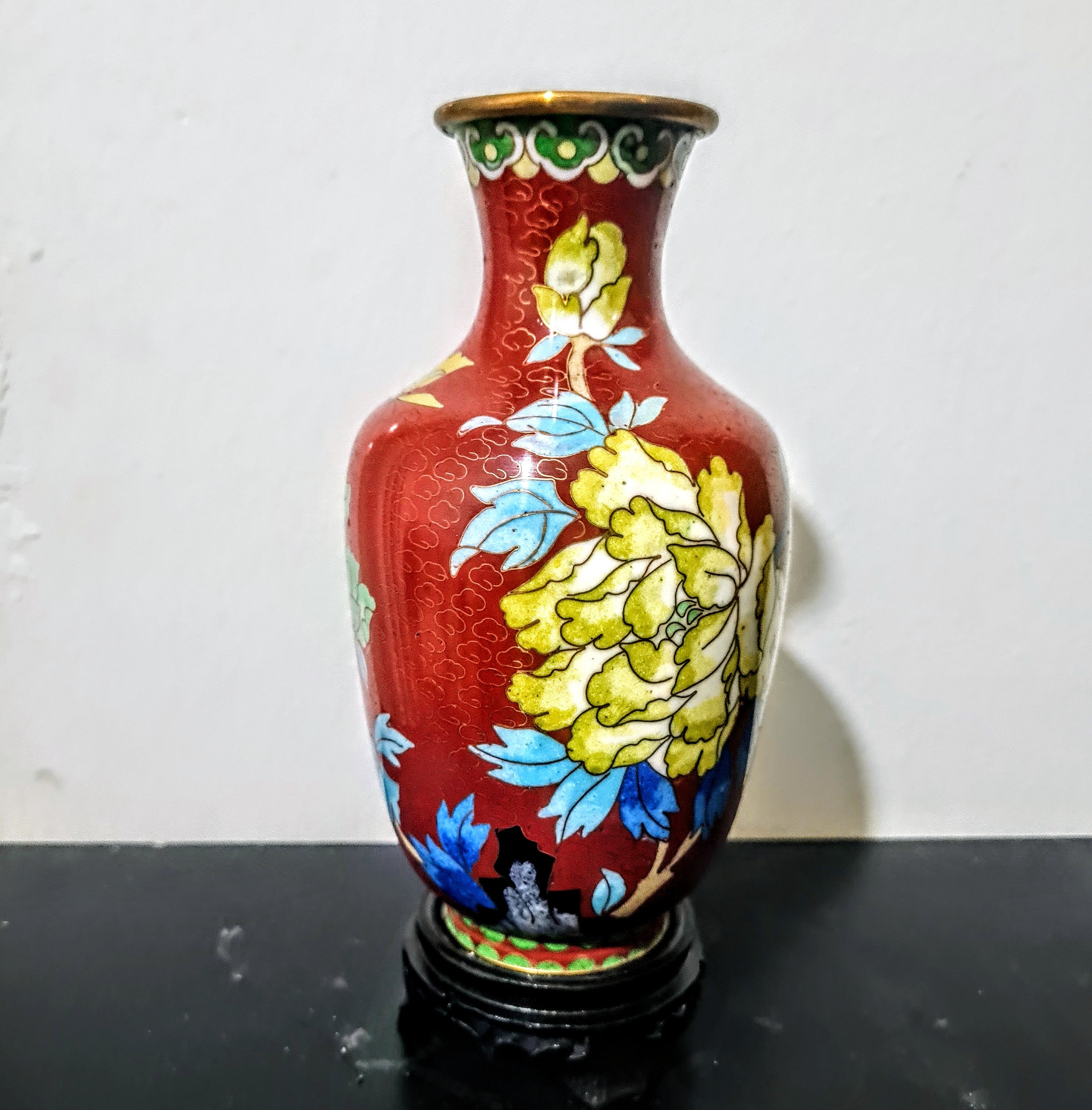 Par de Vasos Cloisonné Chineses Vintage (Anos 70) – 20cm com Peanhas em Madeira