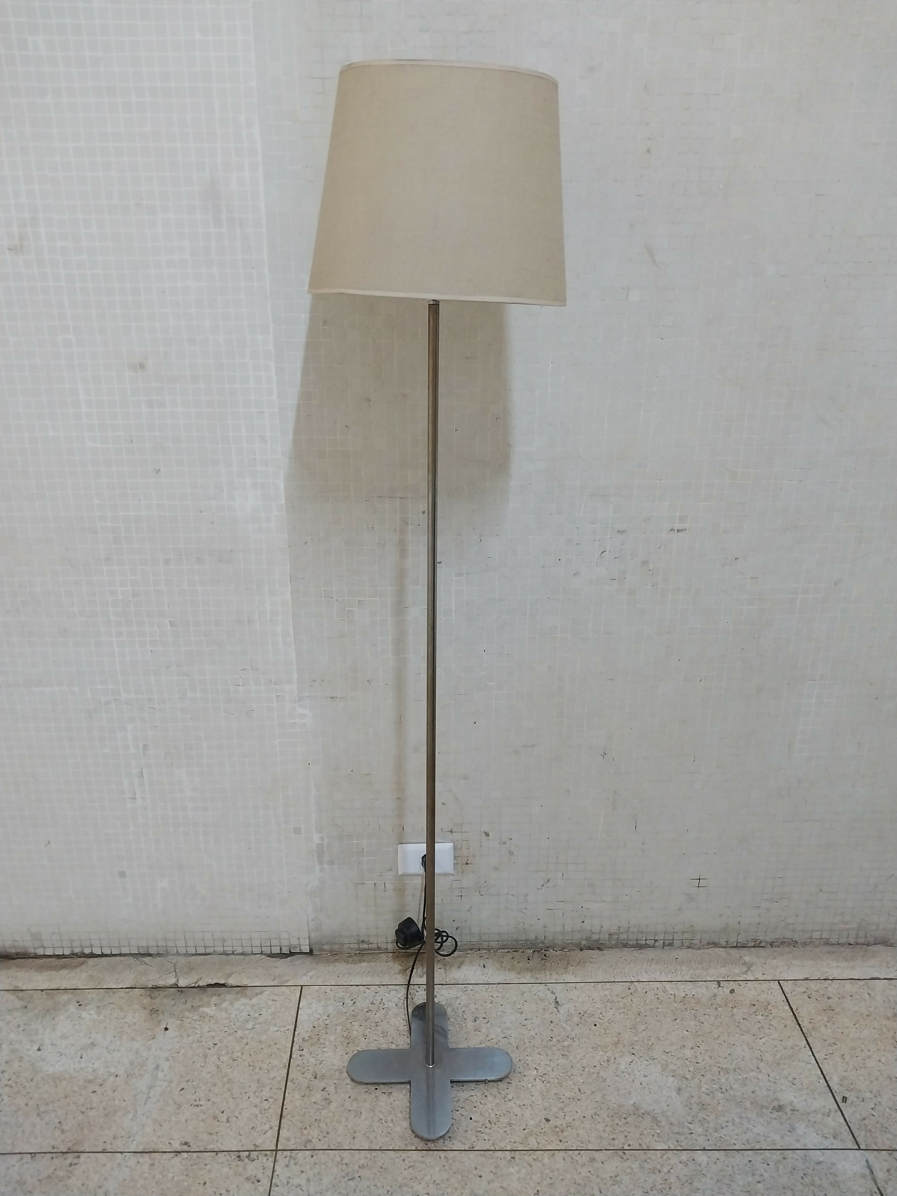 Luminária de Chão Vintage em Metal