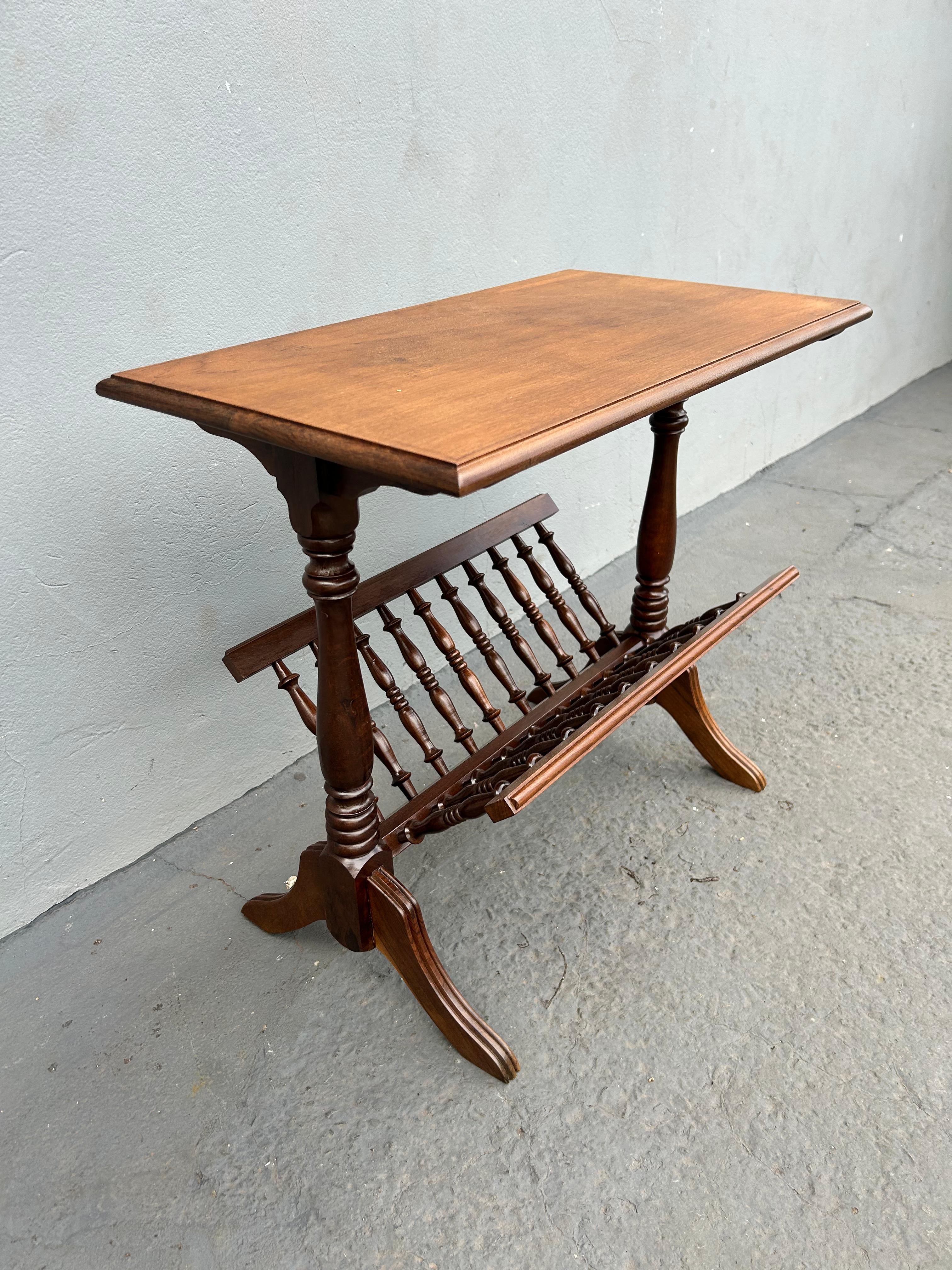 Mesa de Canto Revisteira em Imbuia