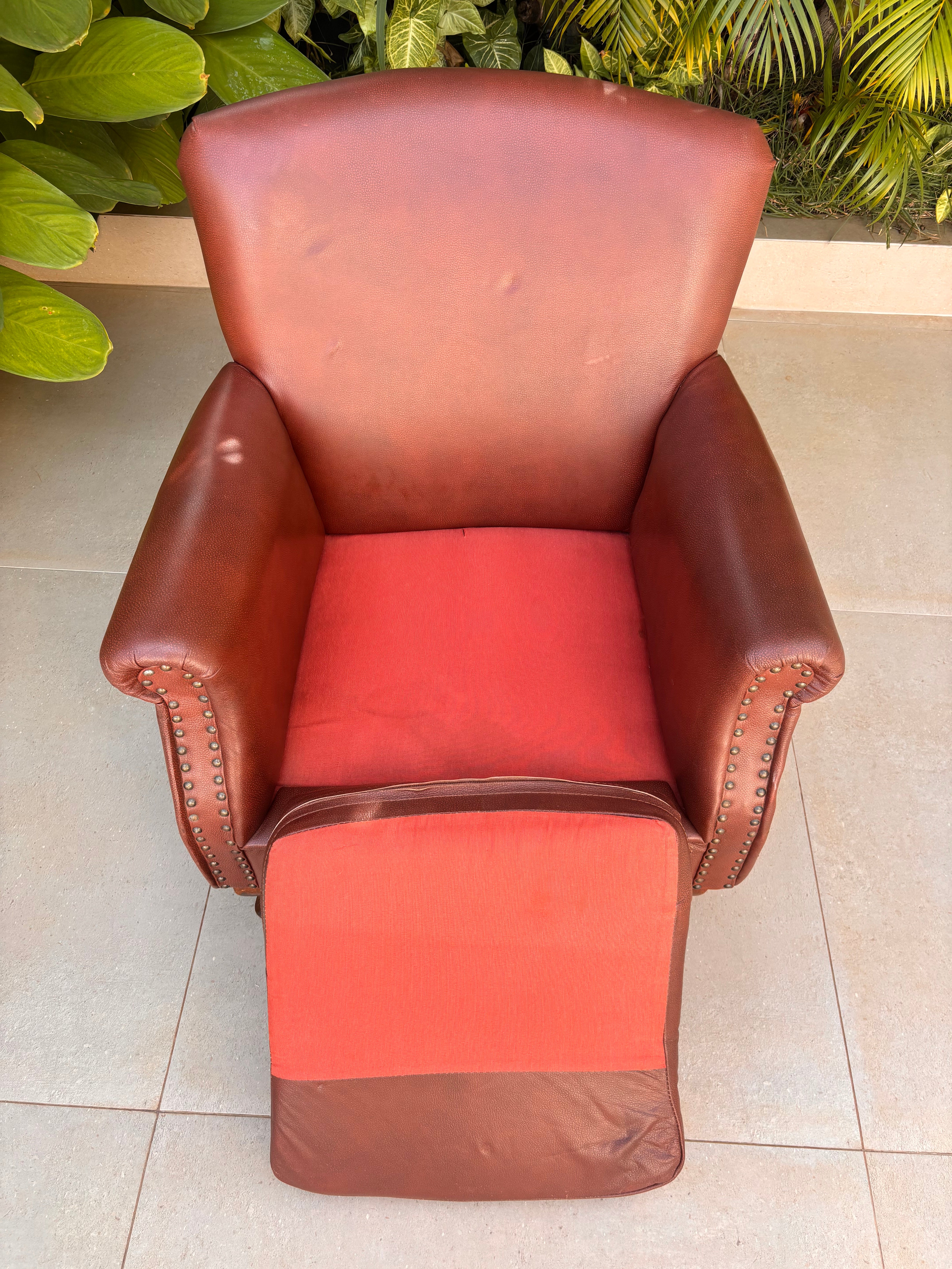 Poltrona em couro marrom do Hotel Maksoud Plaza em estilo inglês vintage década 1980 
