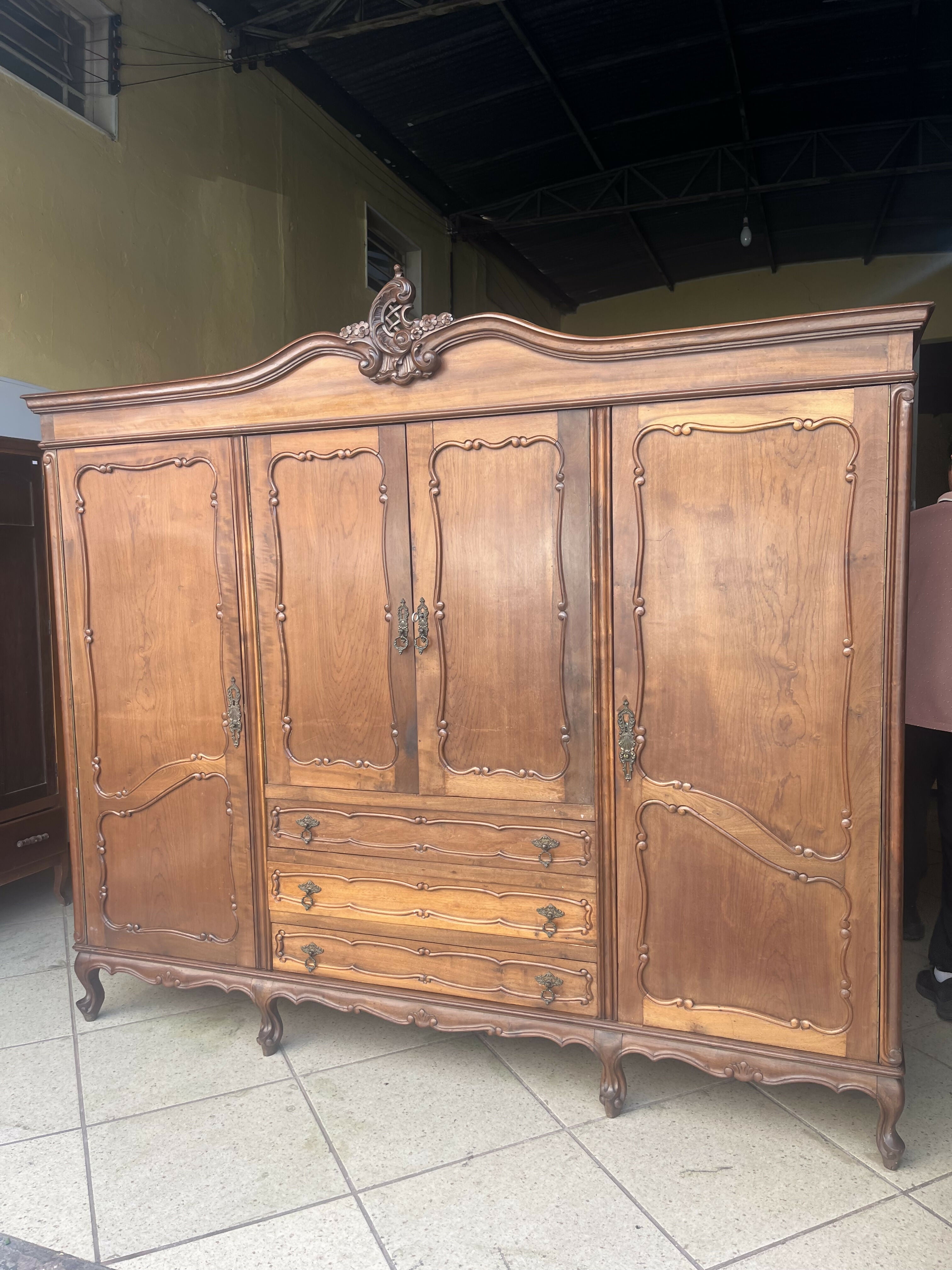GUARDA ROUPAS DE CASAL ANTIGO PÉS DOM JOSÉ COM SELO