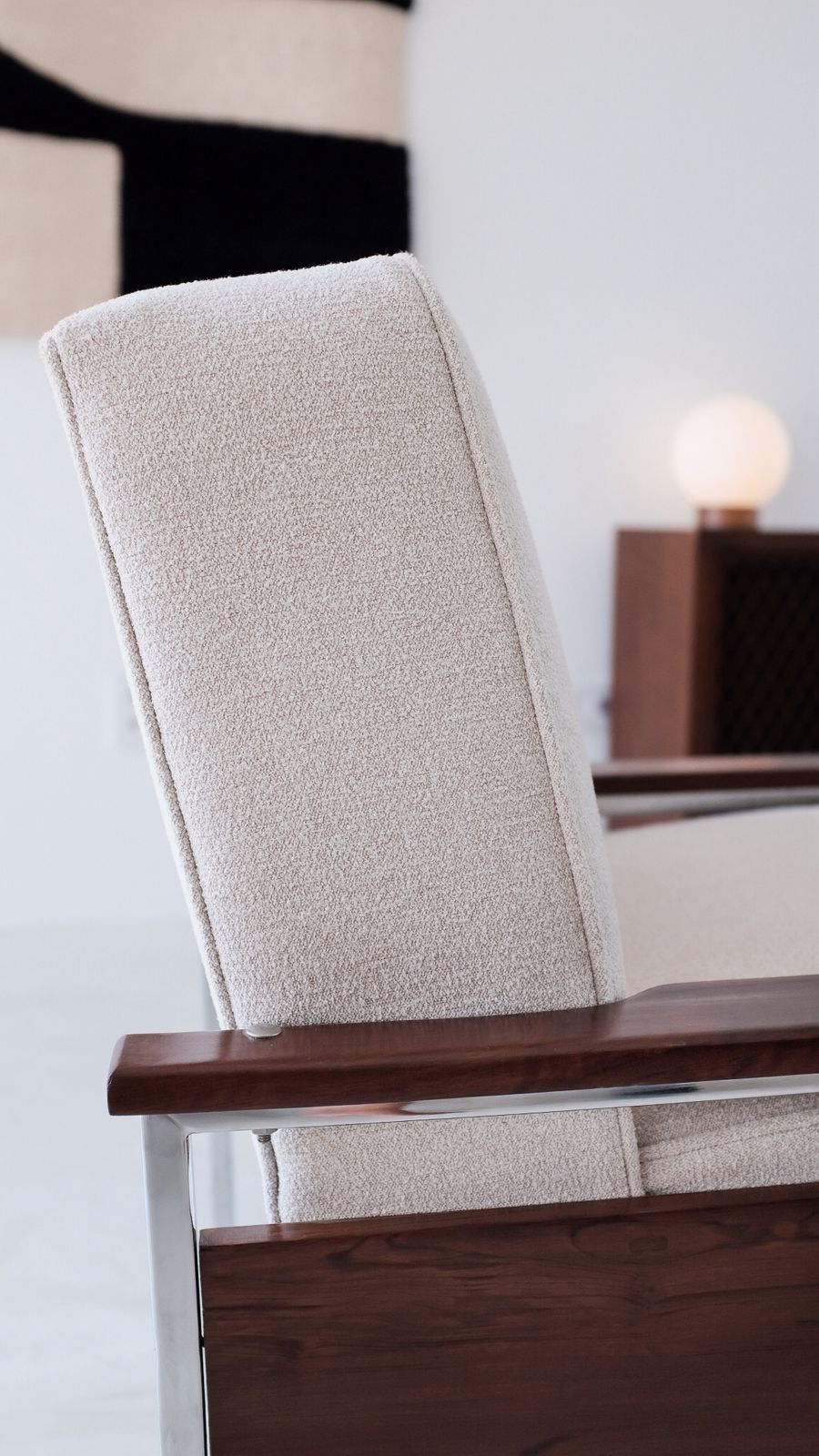 Poltrona Probel em metal cromado, madeira e estofado em Bouclé Off White
