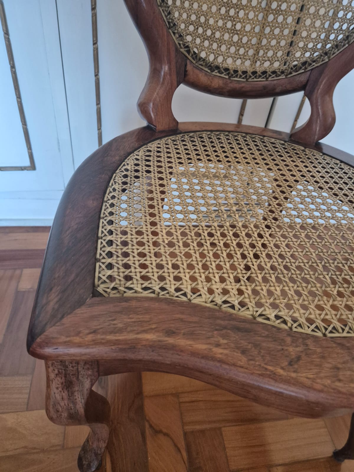 Conjunto de mesa de jantar antiga em madeira nobre + 4 cadeiras medalhão em palhinha