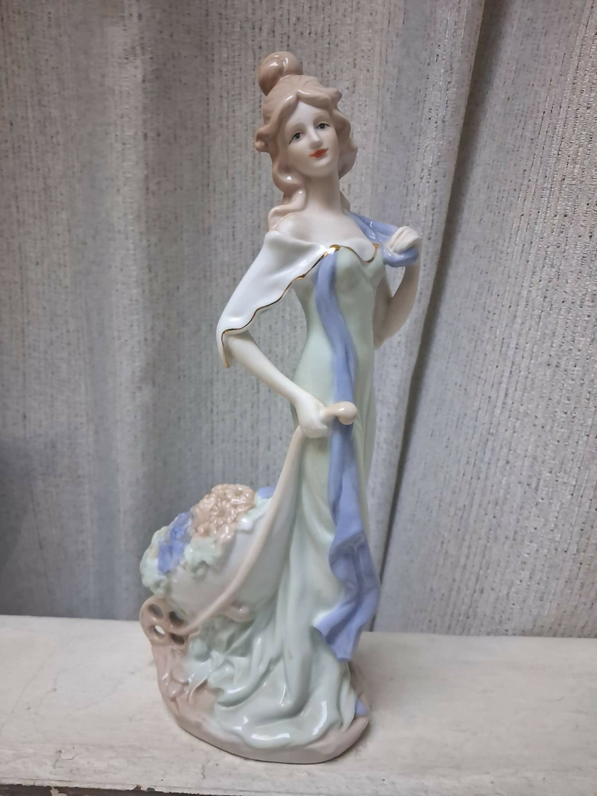 Estátua de porcelana - Mulher com vestido azul esverdeado
