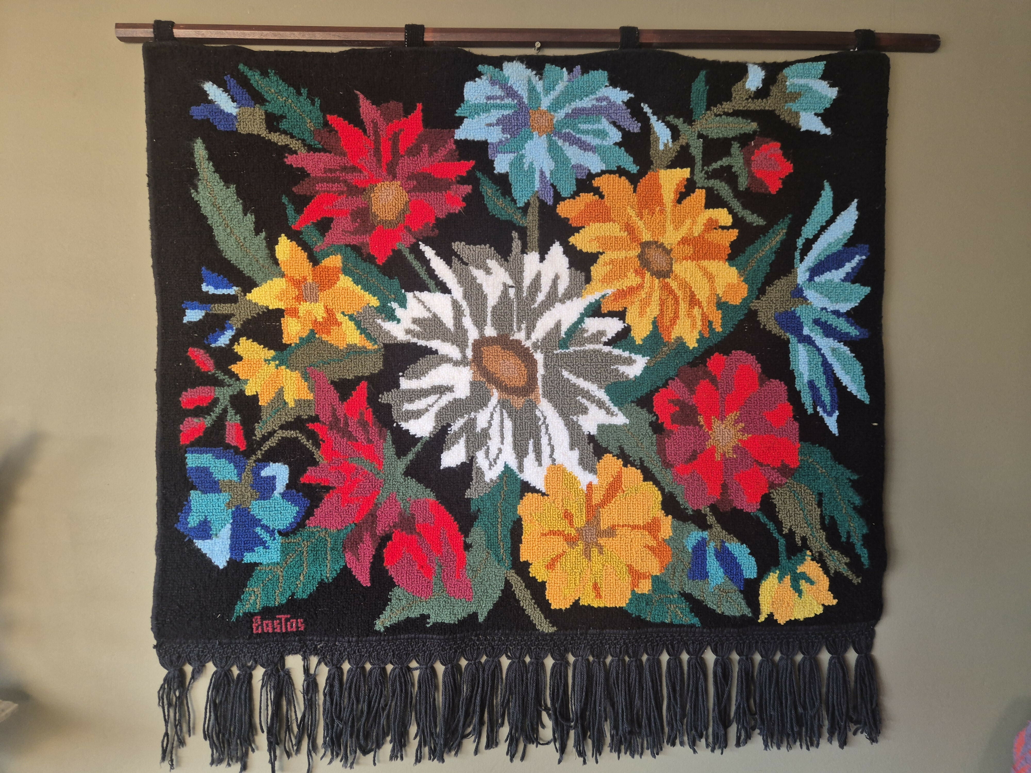 Tapeçaria modernista Bastos com estampa floral e fundo preto