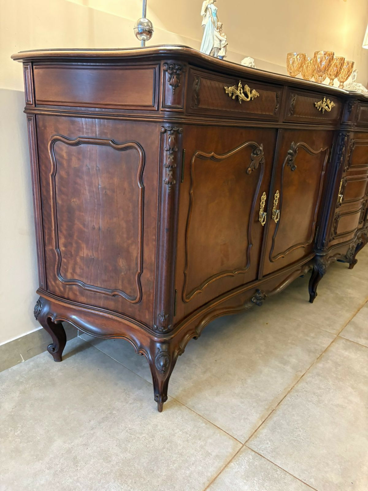 Jogo de Jantar Luiz XV - (Cristaleira + Buffet + mesa com 12 cadeiras)