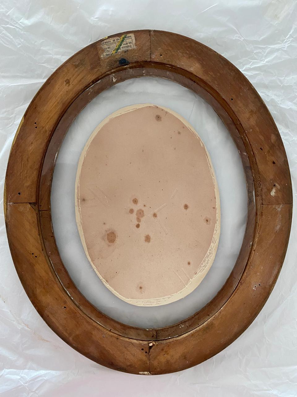 Moldura Oval dourada em madeira maciça com vidro bombê abaulado
