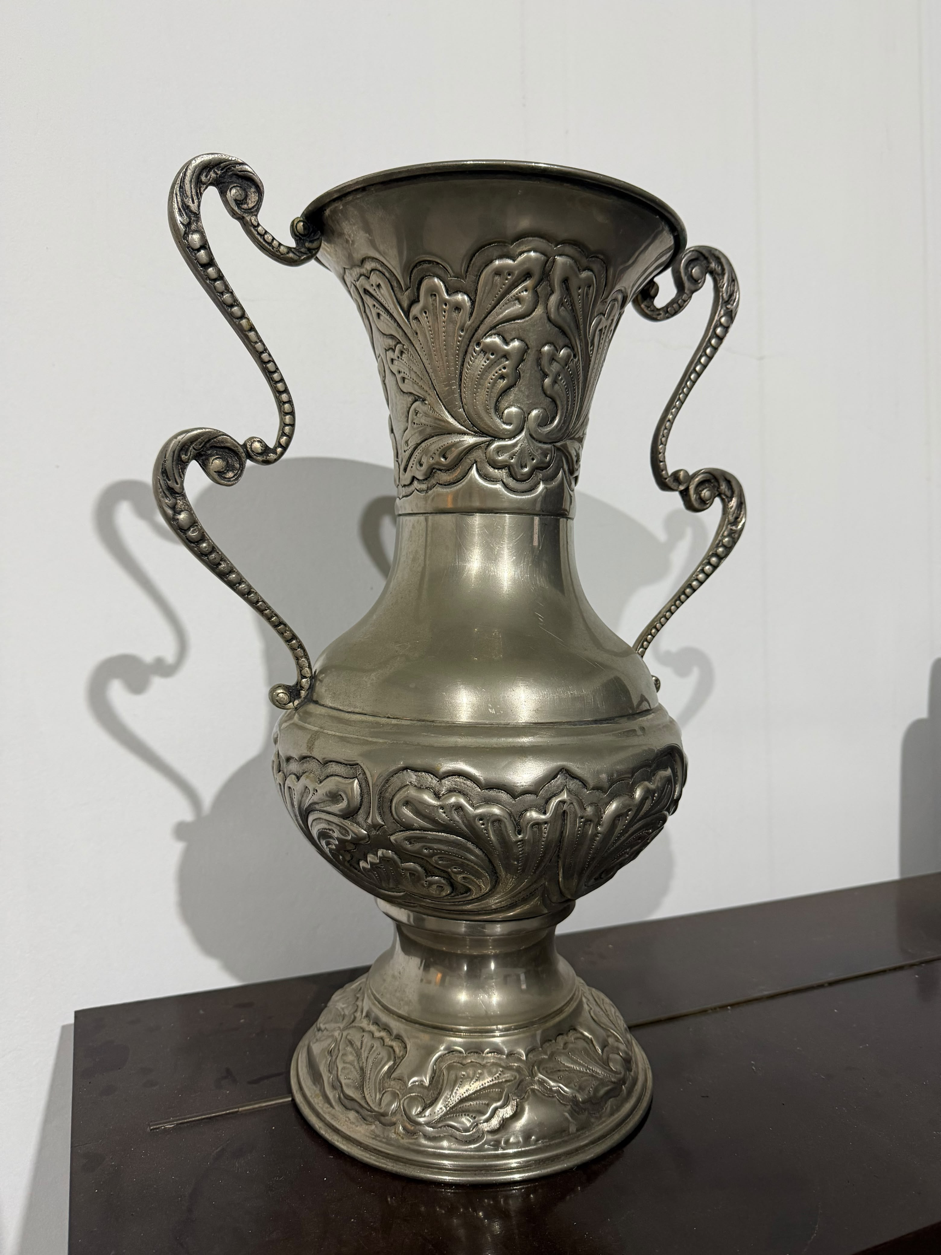 Vaso decorativo antigo em metal ornamentado 