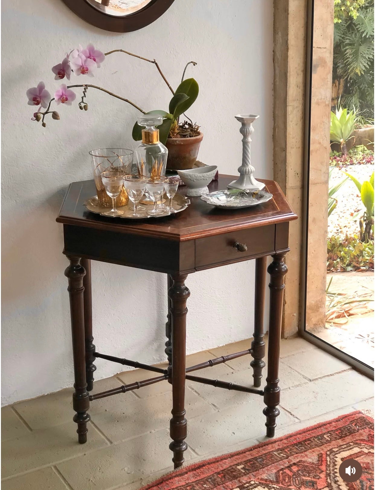 Mesa lateral antiga de formato hexagonal em madeira nobre no estilo inglês