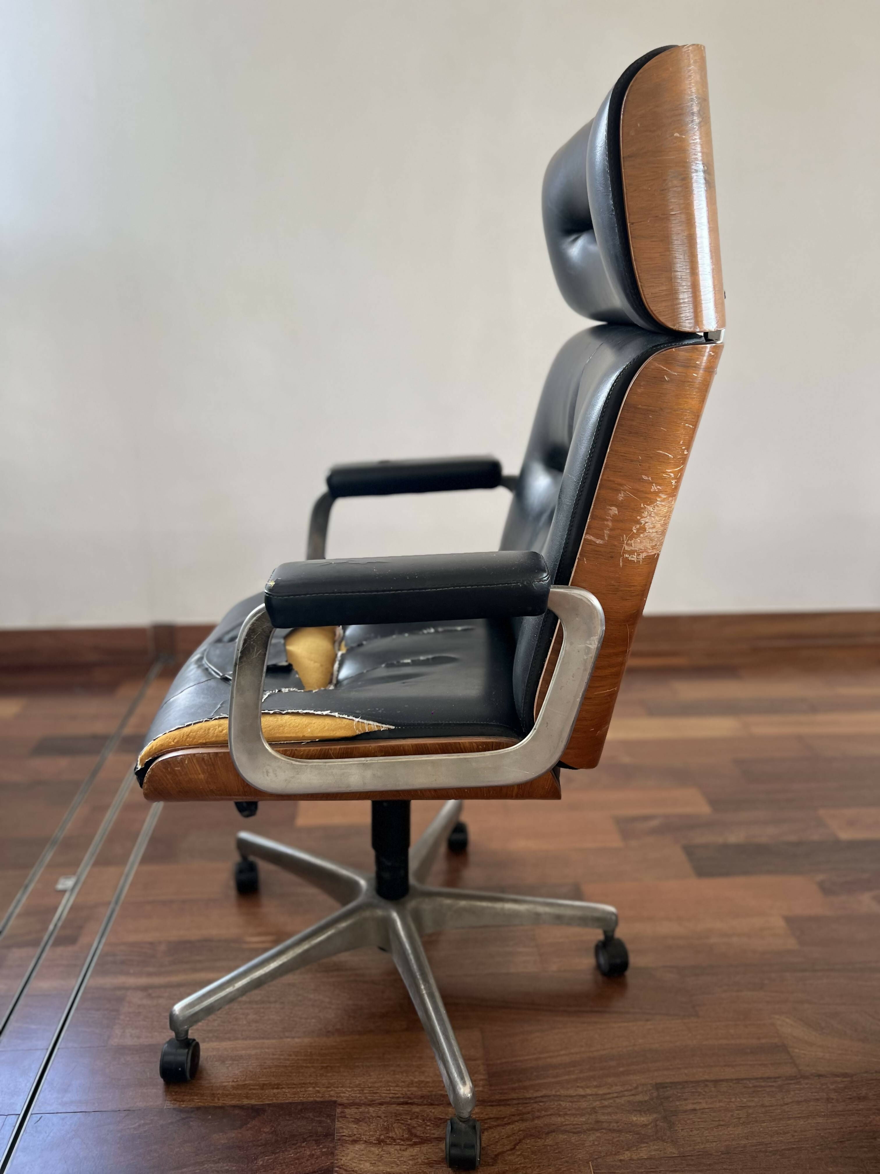 Cadeira escritório Giratória Modelo Eames Presidente