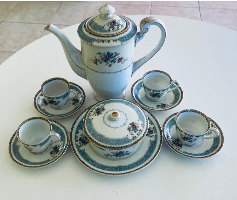 Antigo Jogo de Café Porcelana Japonesa com detalhes azuis e motivo floral 