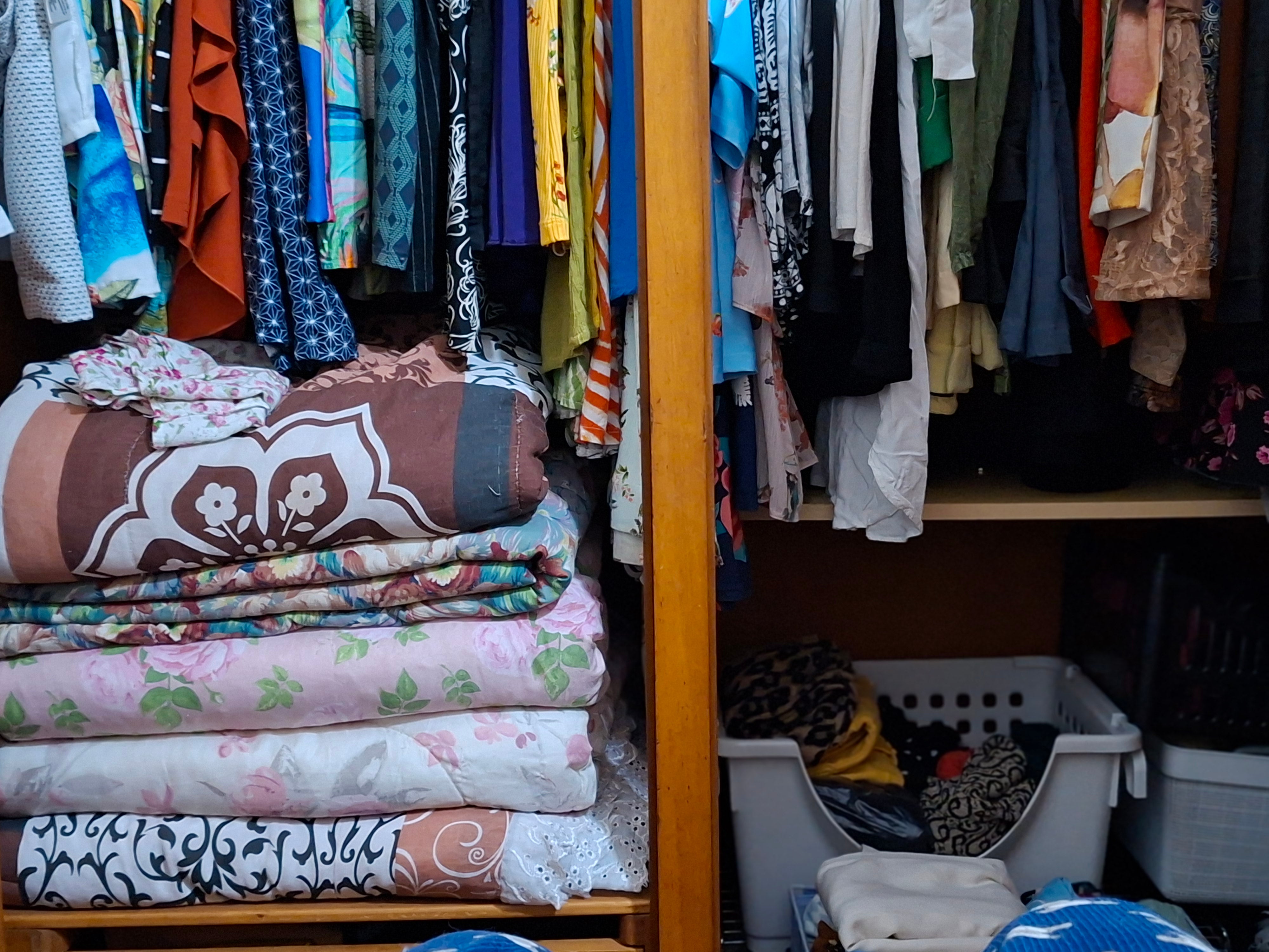 Guarda roupa antigo em madeira clara