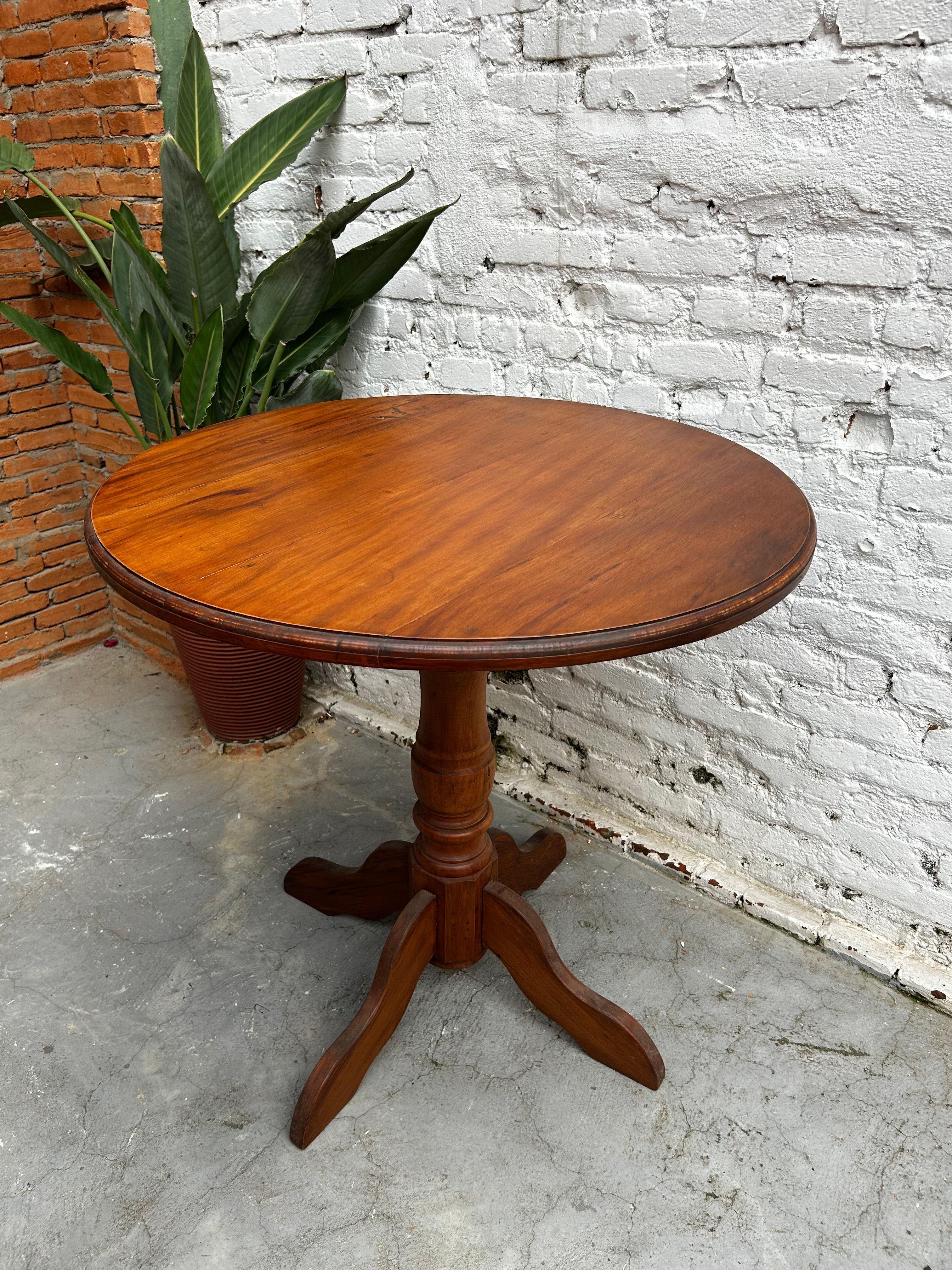 Mesa de jantar redonda em peroba rosa com pés torneados 