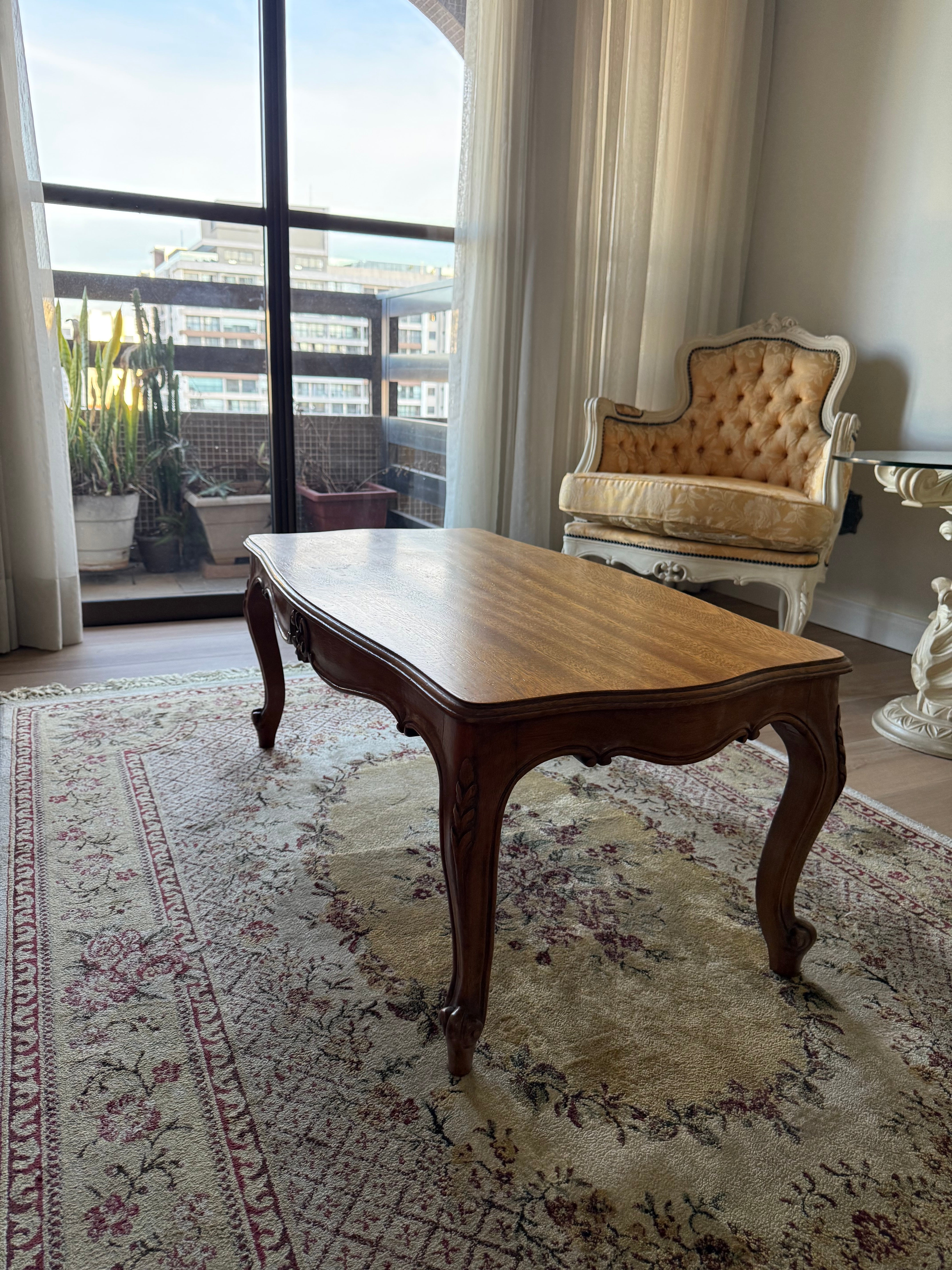 Mesa de centro retangular em cerejeira entalhada em excelente estado
