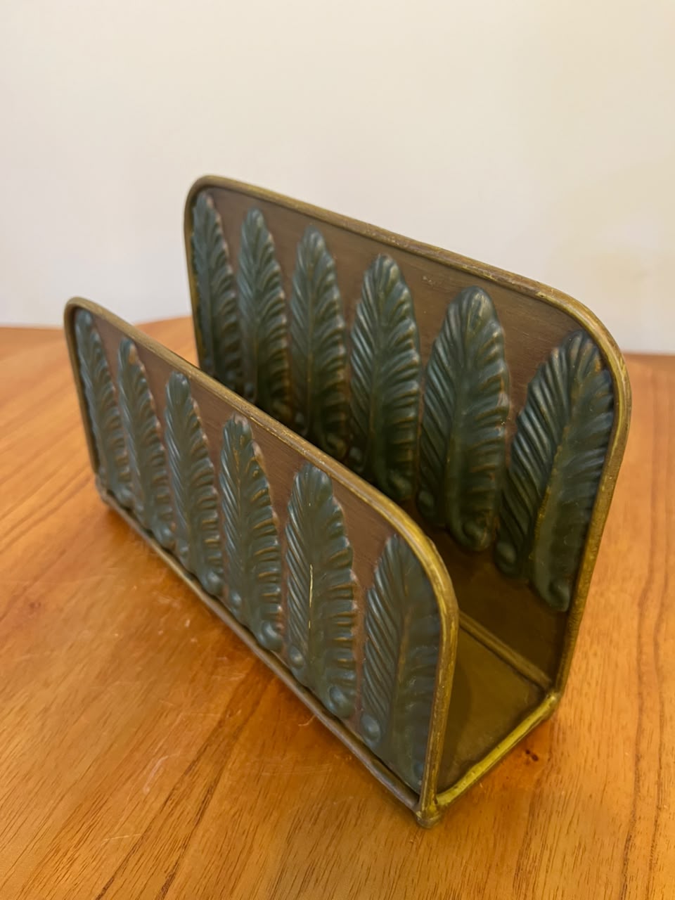 Conjunto com 2 porta-cartas em metal – decoração de folhas em relevo