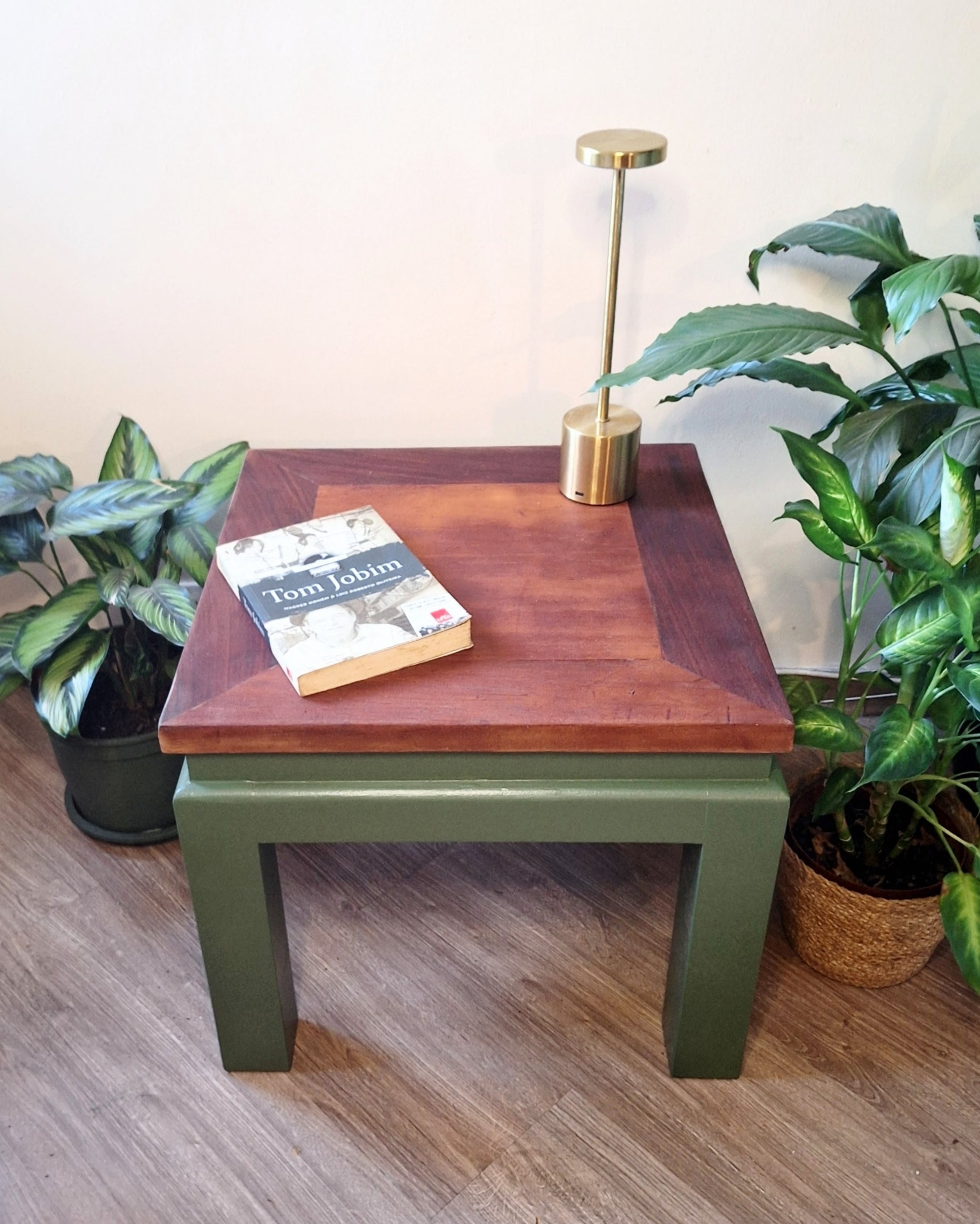 Mesa lateral quadrada com pintura verde e tampo em madeira natural (valor unitário) 