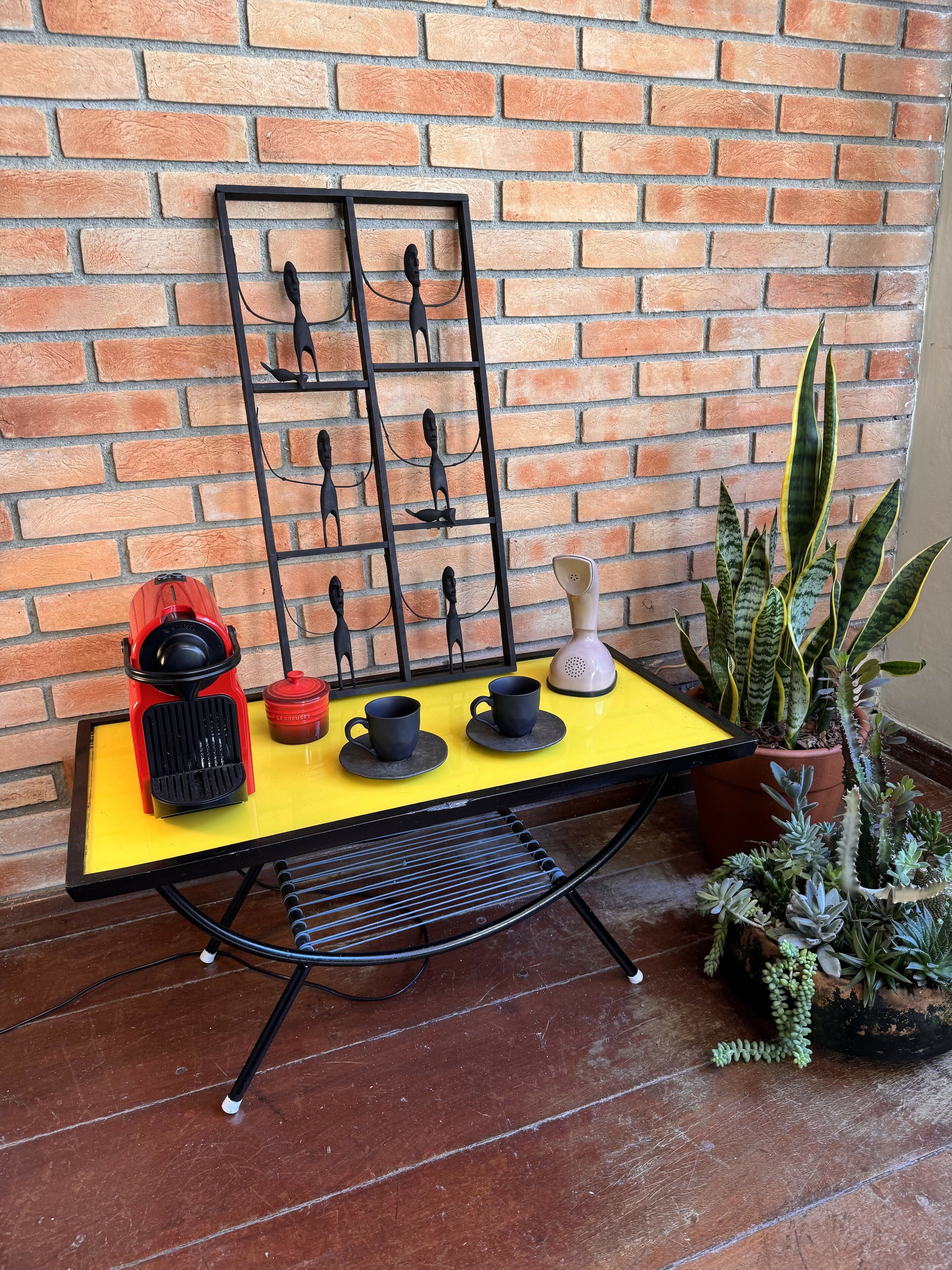 Mesa lateral / mesinha de centro ou barzinho Anos 50 com tampo amarelo