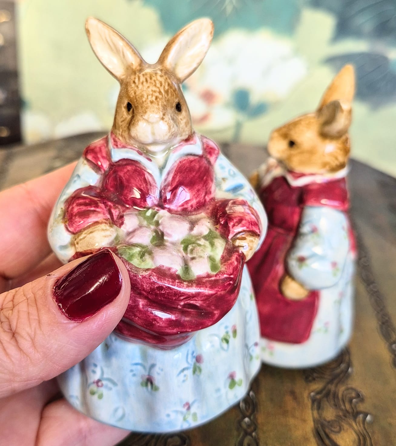 Conjunto de saleiro e pimenteiro em porcelana vintage japonesa Otagiri, em formato de coelhinhos. Perfeitos!