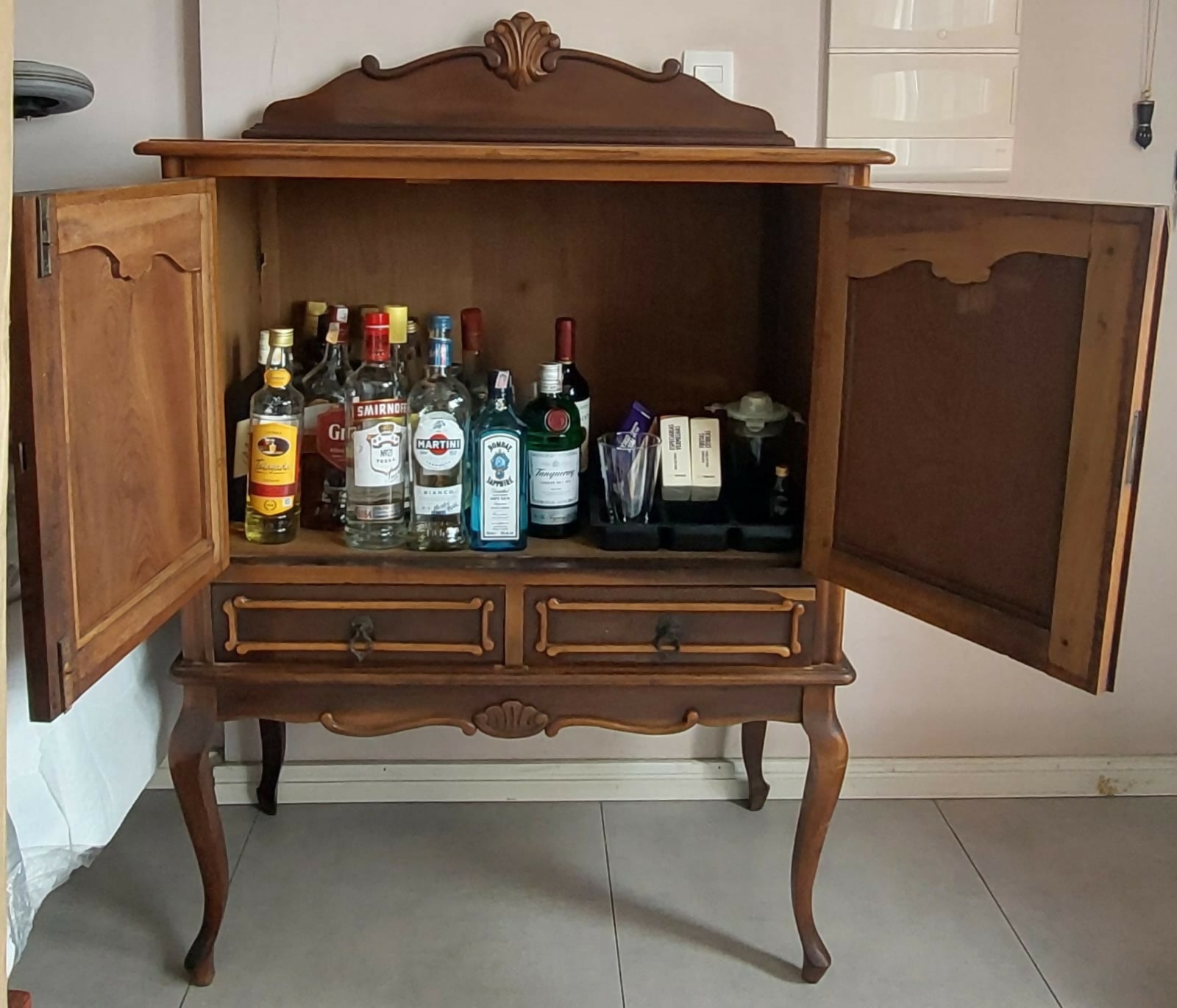 Buffet Bar Estilo Luiz XV em madeira