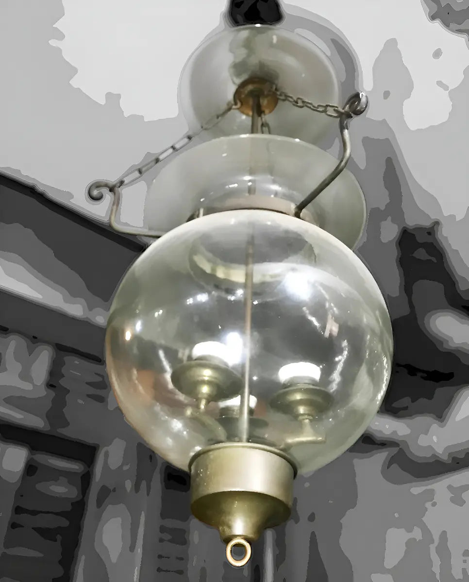 Lustre pendente antigo com globo de vidro e ferragens em metal