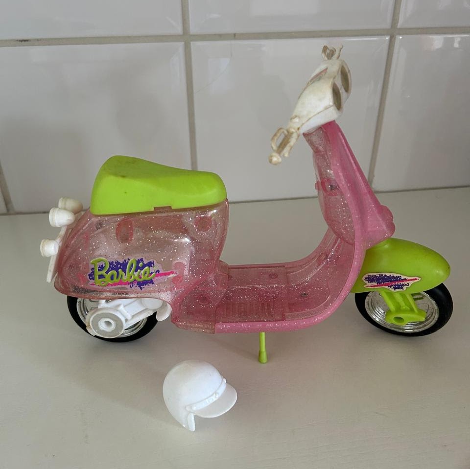 Scooter / vespa Barbie