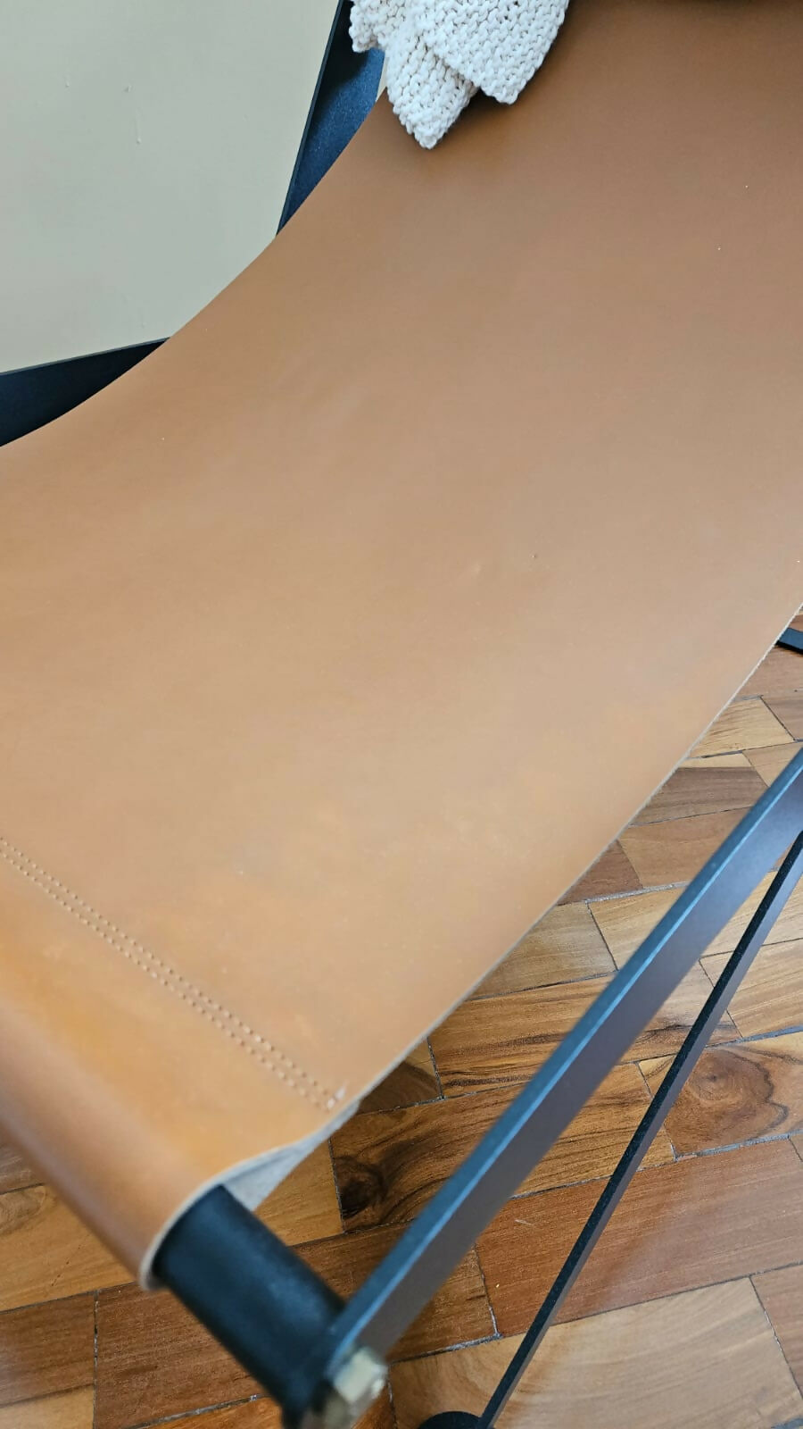 Poltrona Pliant Boomer, designer brasileiro Felipe Protti, em metal e couro