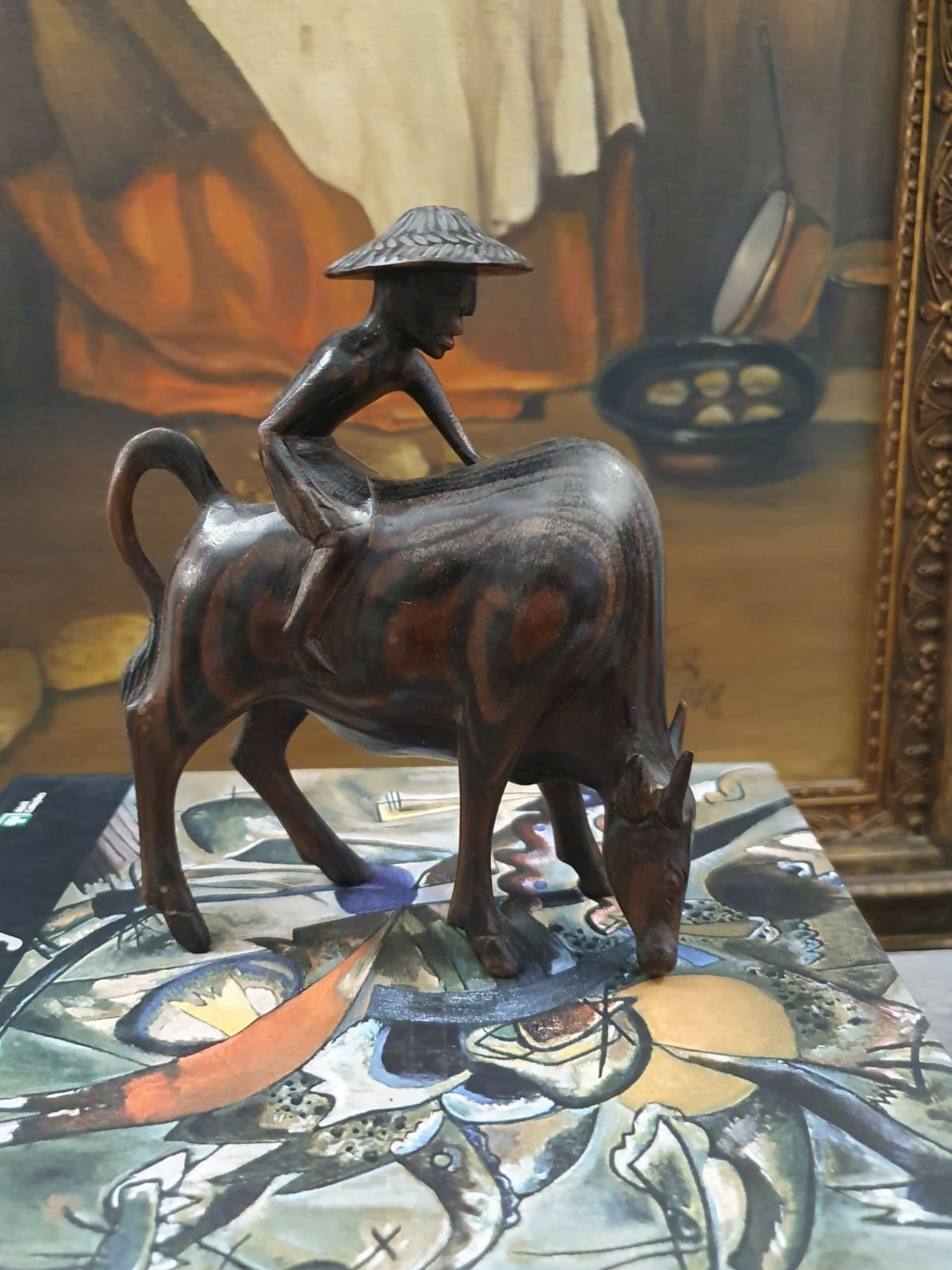 Incrível escultura em madeira de jacarandá tailandês de homem camponês montado em um boi