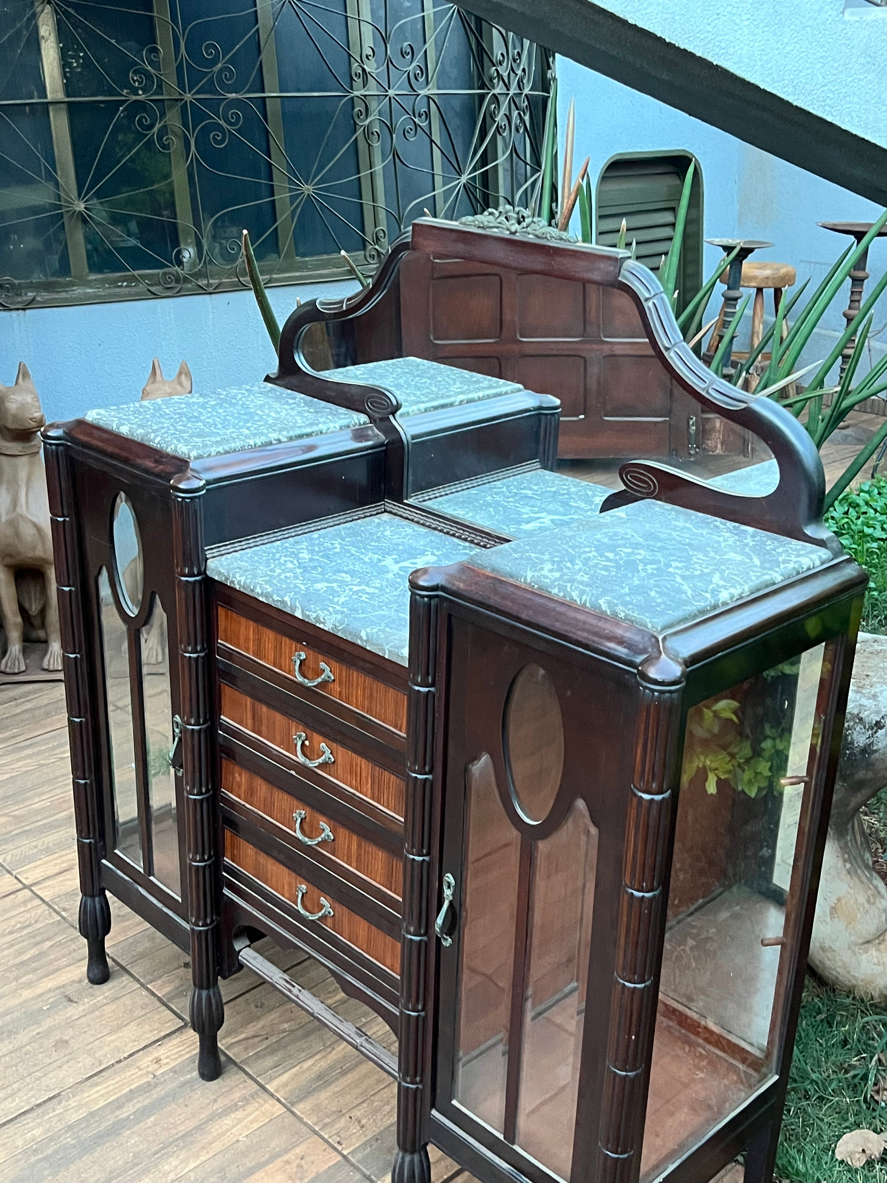 Cristaleira Art Deco com Mármore francês com vidros bisotados 