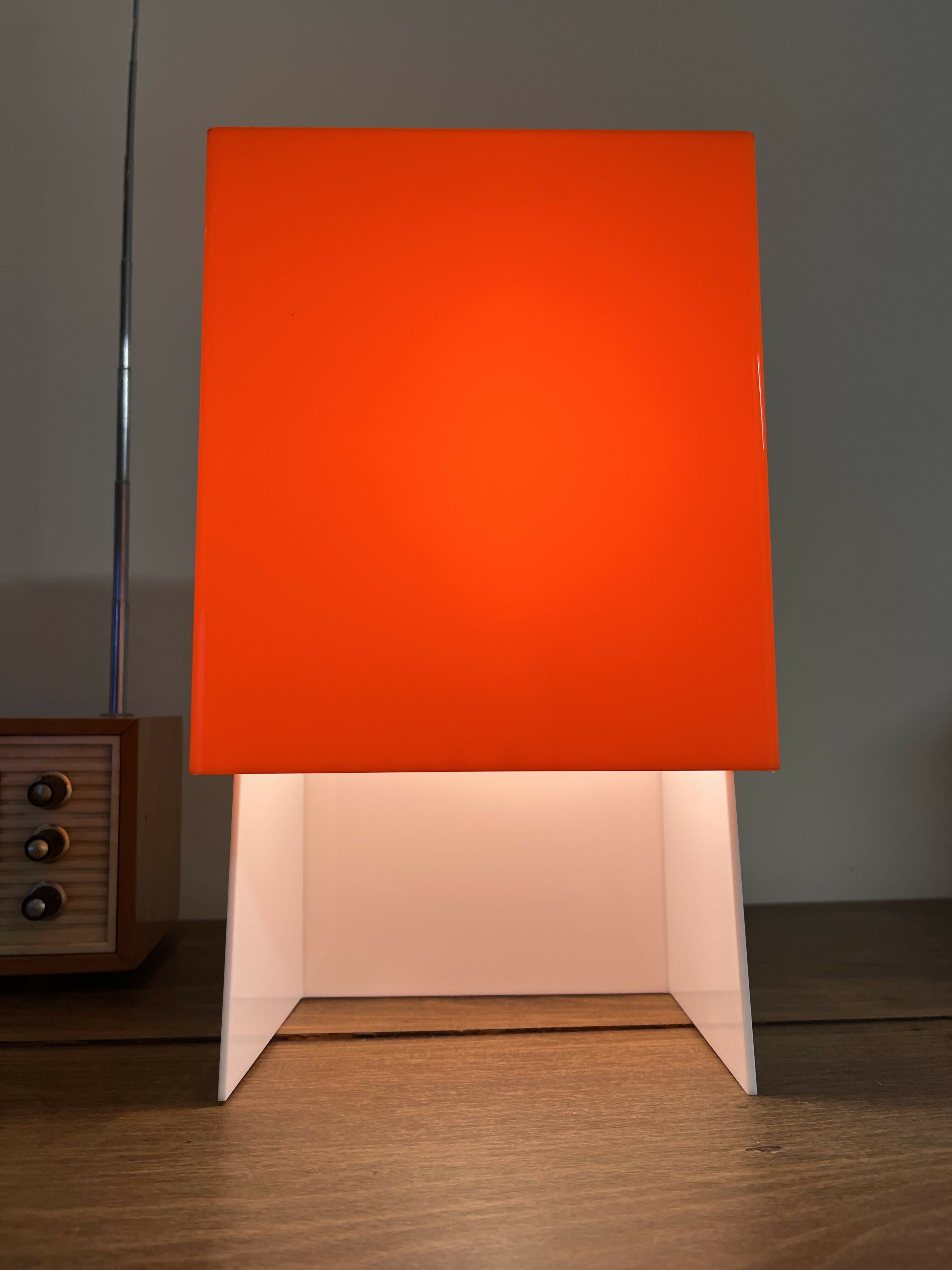 Luminária de mesa acrílico laranja