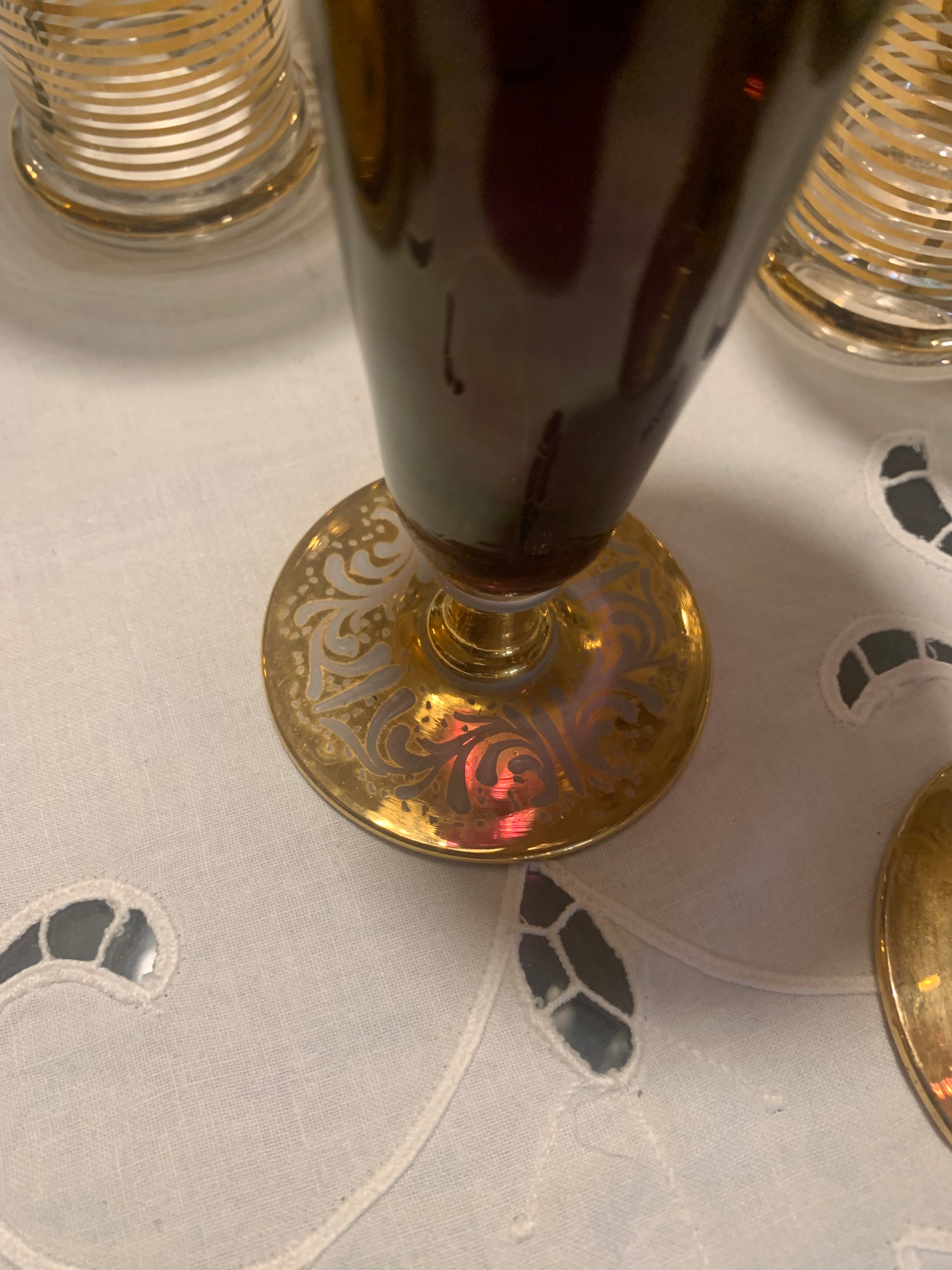 Taças antigas cor de vinho com detalhes dourados