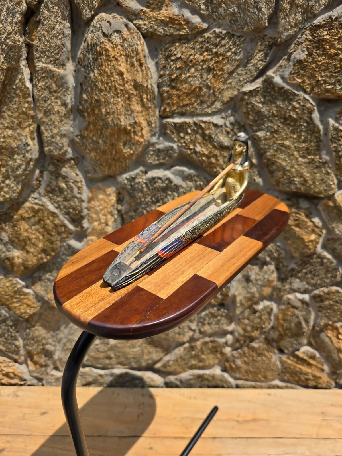 Mesa marchetada com imbuia e freijó e estrurura em ferro maciço.