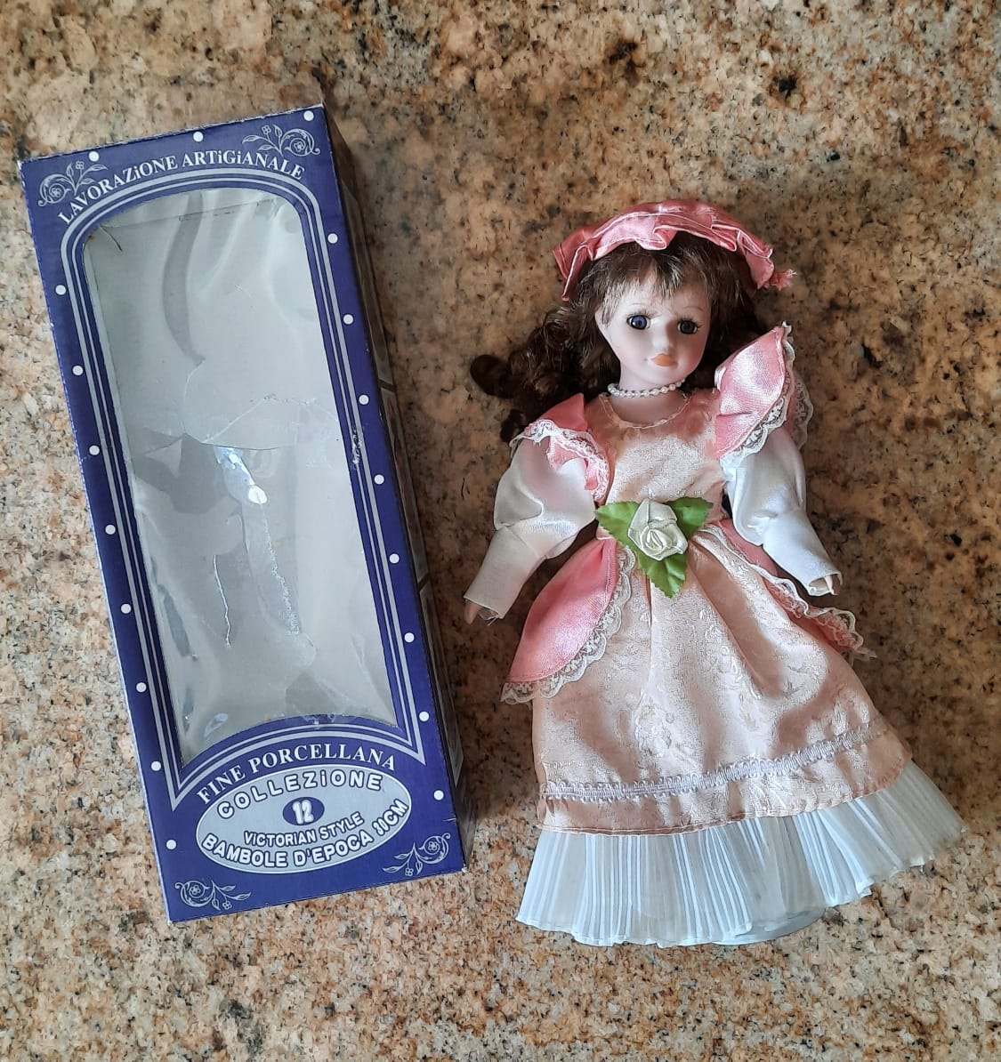 Boneca de porcelana italiana e estilo vitoriano com caixa original- Vintage