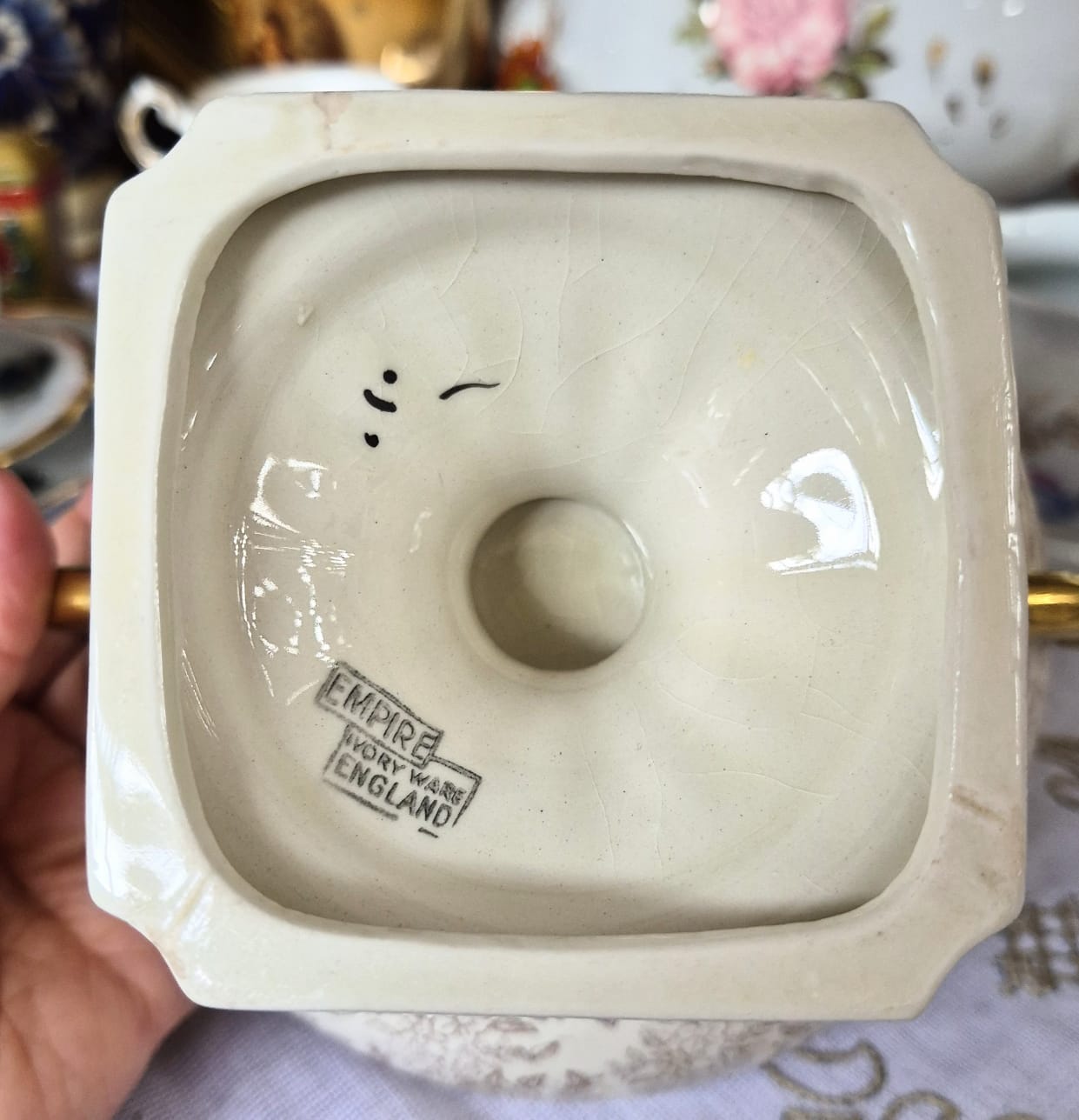 Fruteira pedestal lindíssima em porcelana inglesa, anos 40, Empire Porcelain Co. Decorada com linda cena galante no centro e estampa Gold Chintz em douração em cima do fundo marfim.  Maravilhosa!