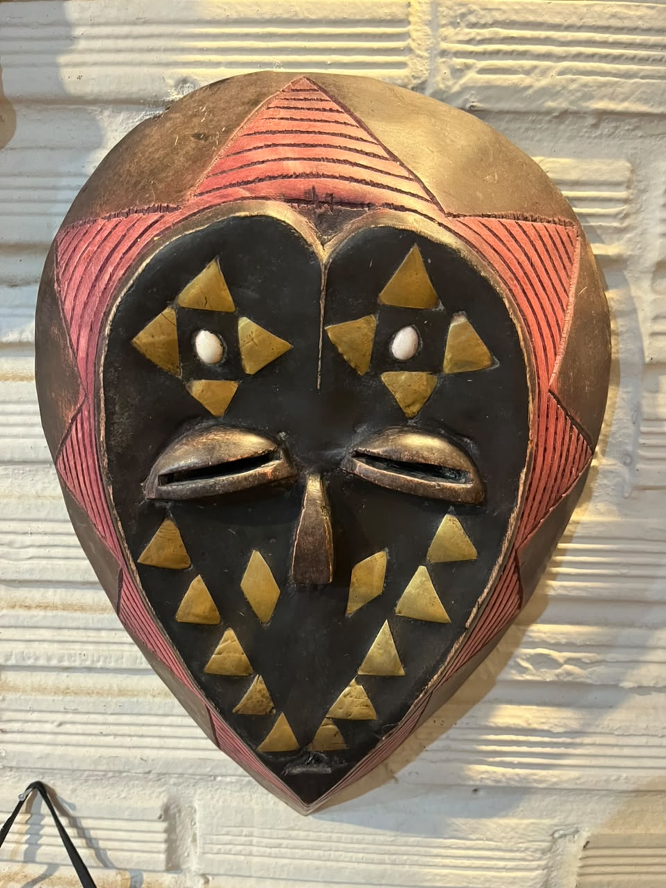 Máscara decorativa africana em madeira entalhada e policromada — 35 × 25 cm