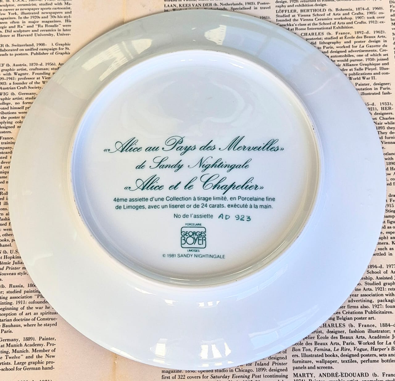 Prato decorativo em porcelana francesa, vintage,  finíssima, Georges  Boyer de Limoges, coleção de Sandy Nightingale, modelo "Alice et le Chapelier" de 1981. Bordas de ouro 24k. Um espetáculo!