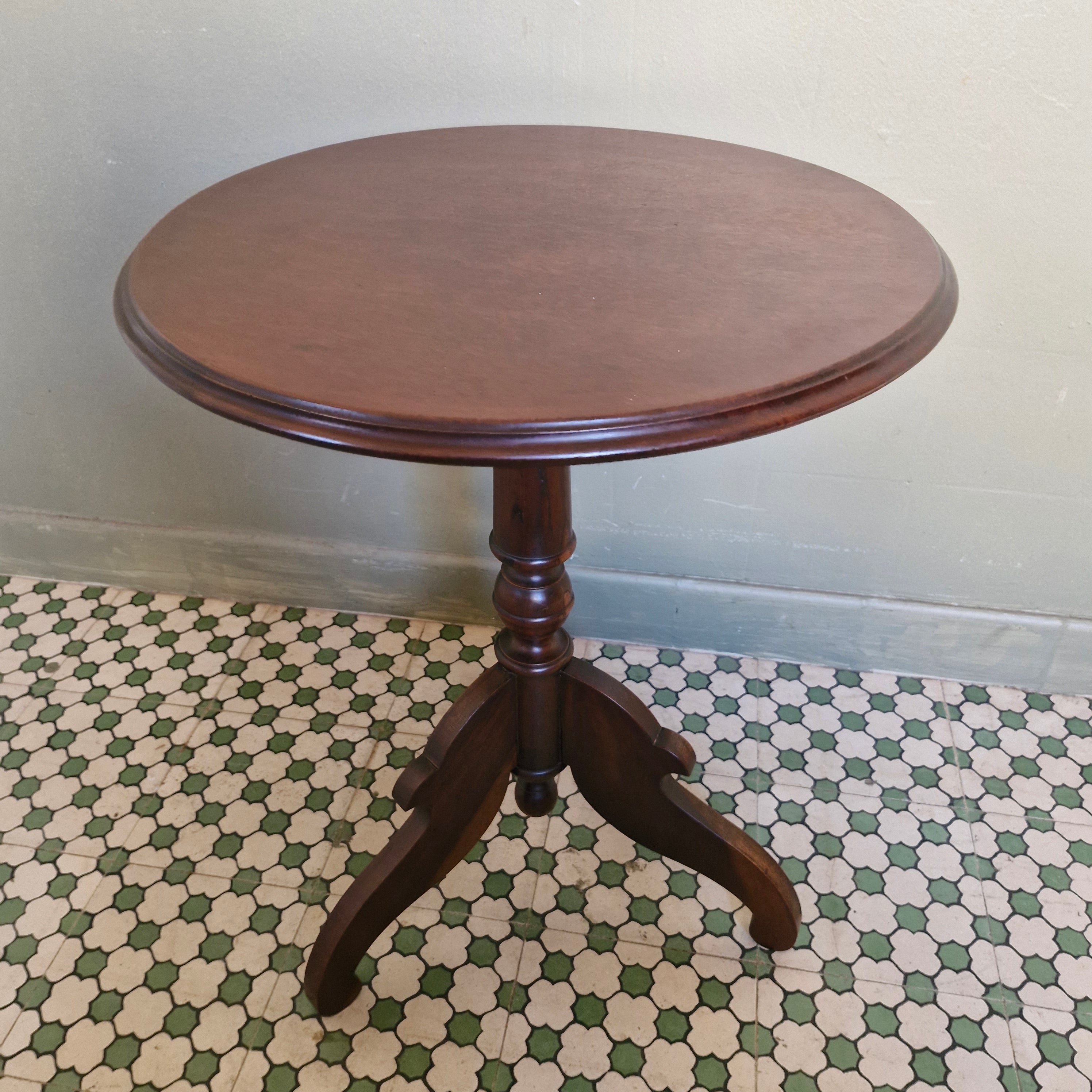 Mesa de apoio redonda estilo Inglês em madeira escura 