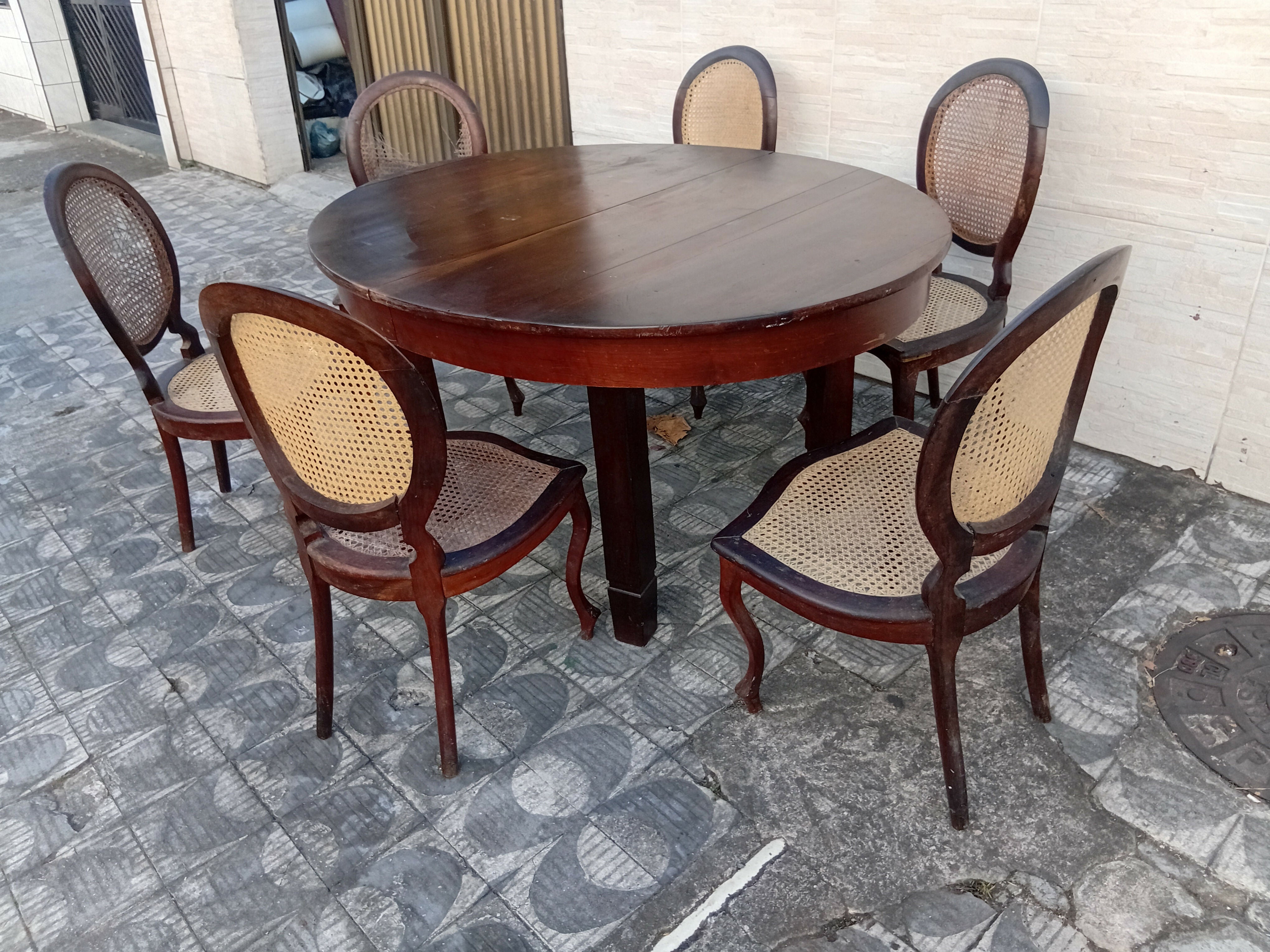 Jogo de mesa Oval com 6 cadeiras em Jacarandá