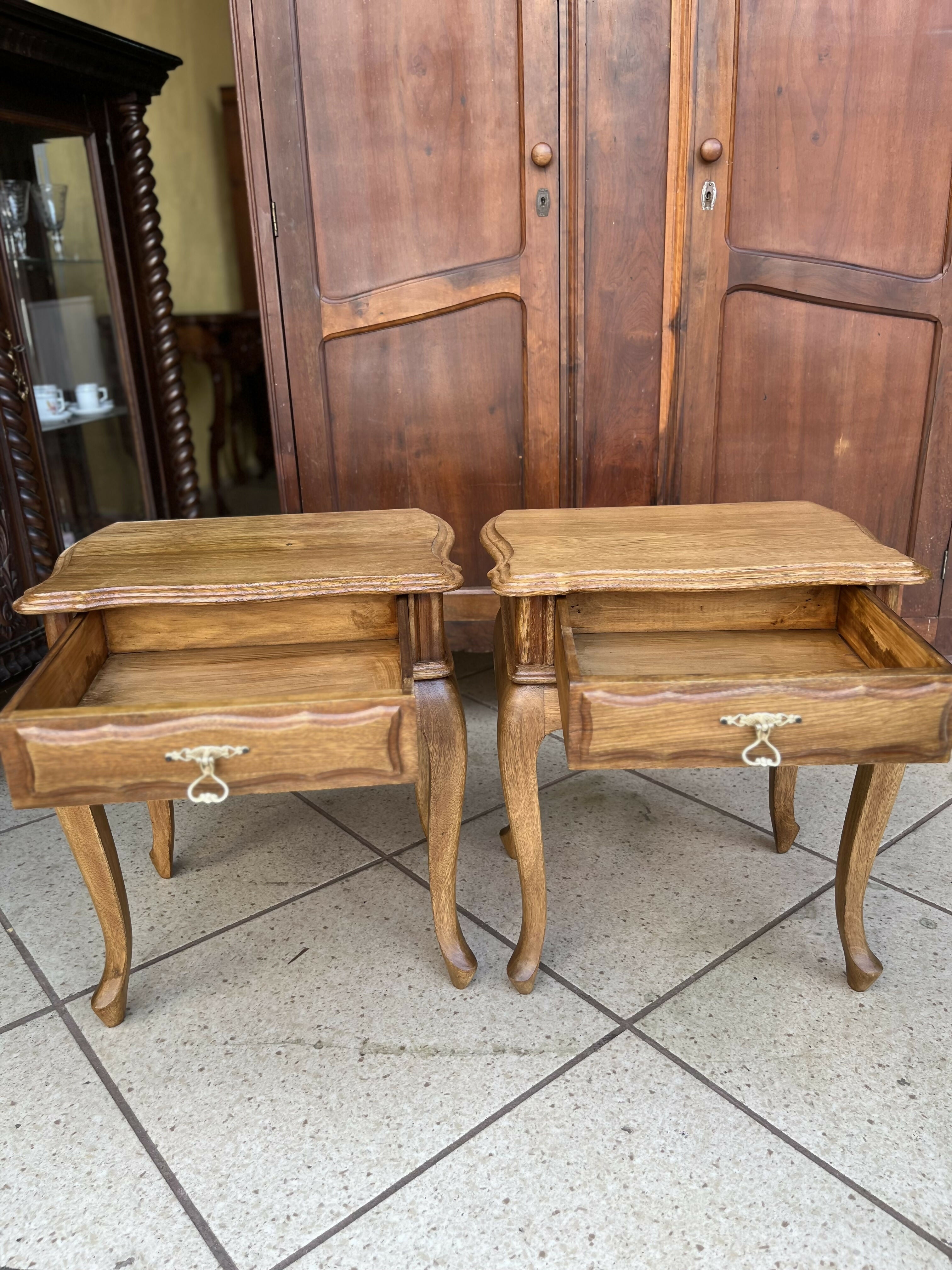 (OFERTA) PAR DE MESINHA DE CABECEIRA CHIPANDELLE (RESTAURADA)