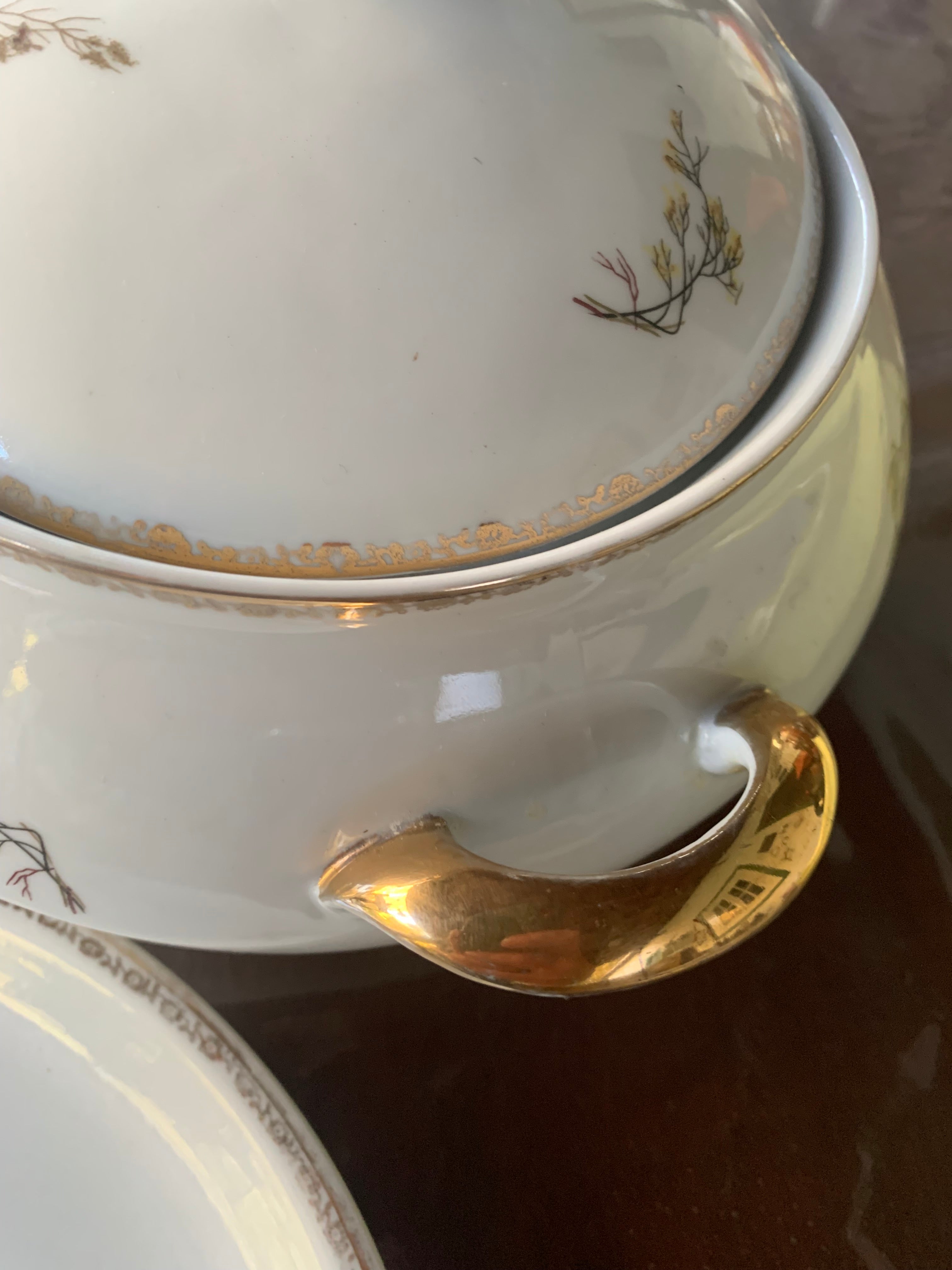 Raro conjunto em porcelana Real sopeira e travessas com detalhes dourados e motivos florais 