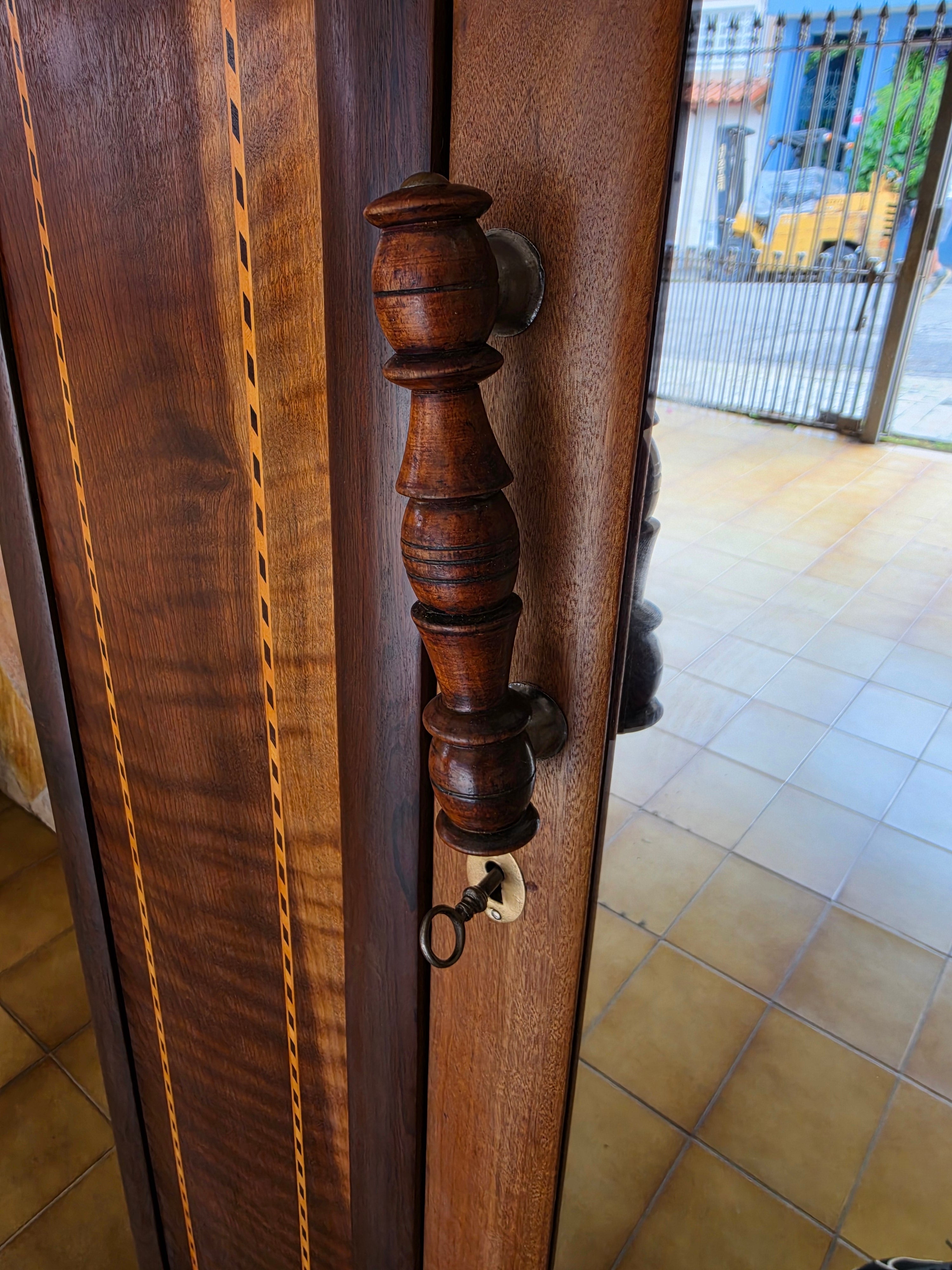 Guarda roupa / Armário em marchetaria artesanal e espelho - 1940