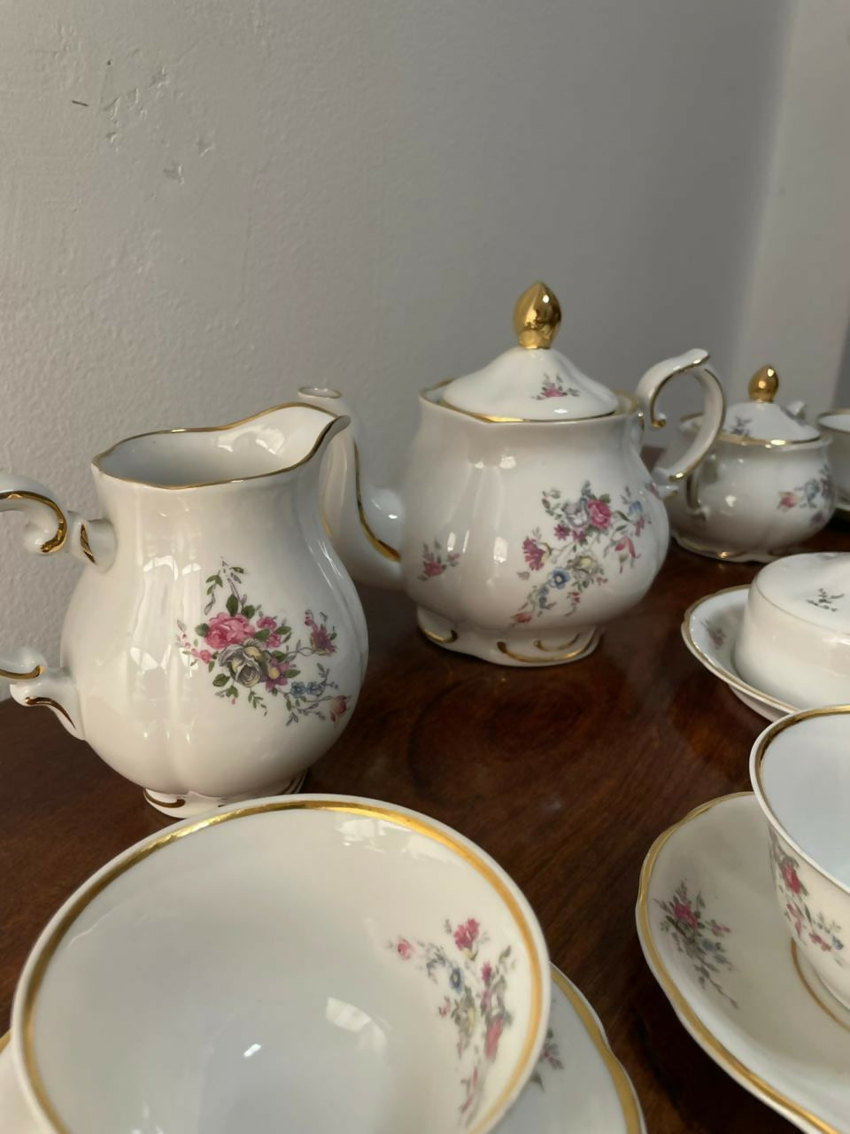 Aparelho de chá em porcelana Barão do Rio Branco floral friso dourado