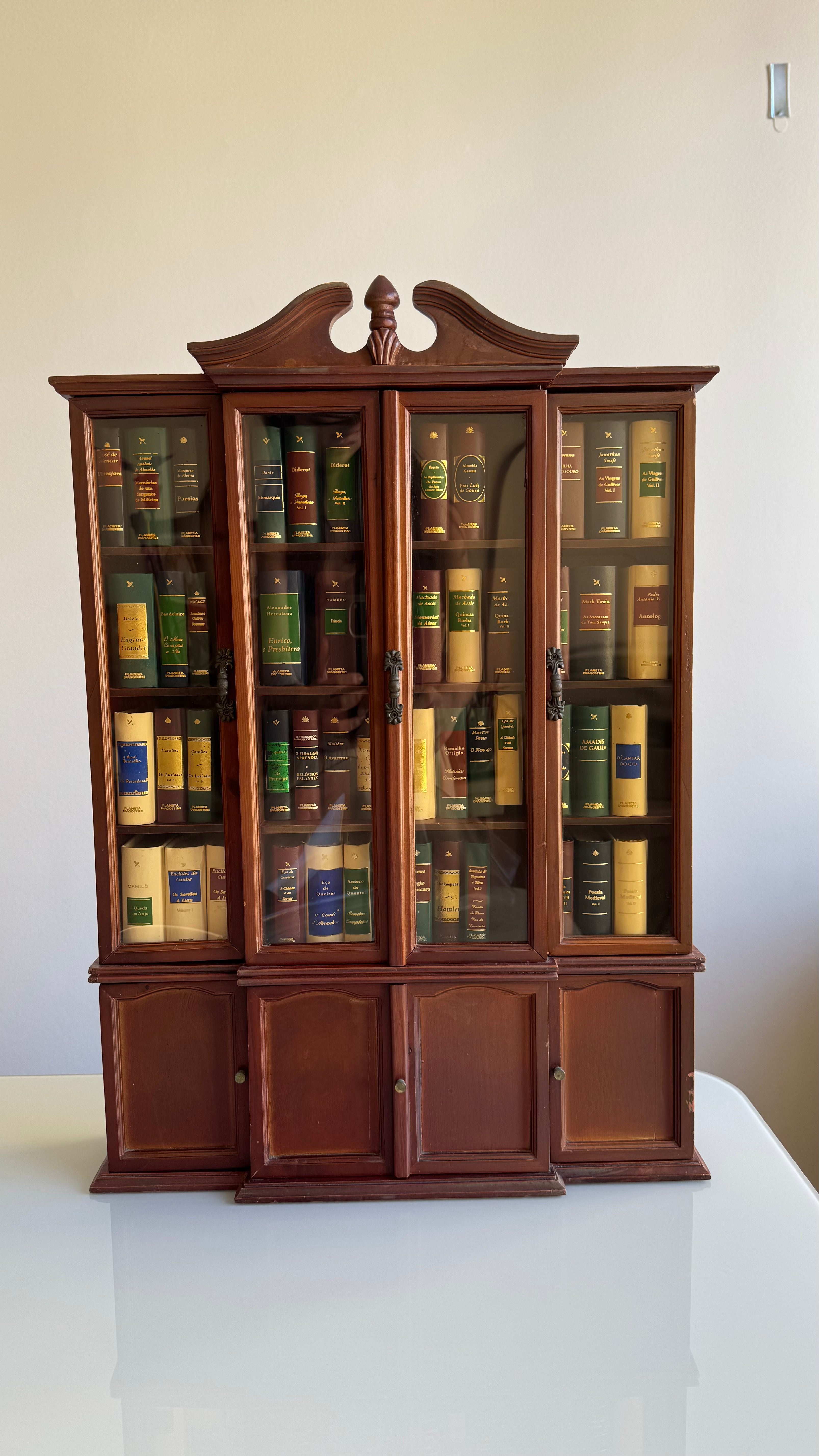 Coleção Grandes Obras da Literatura Universal em Miniatura em pequeno armário 
